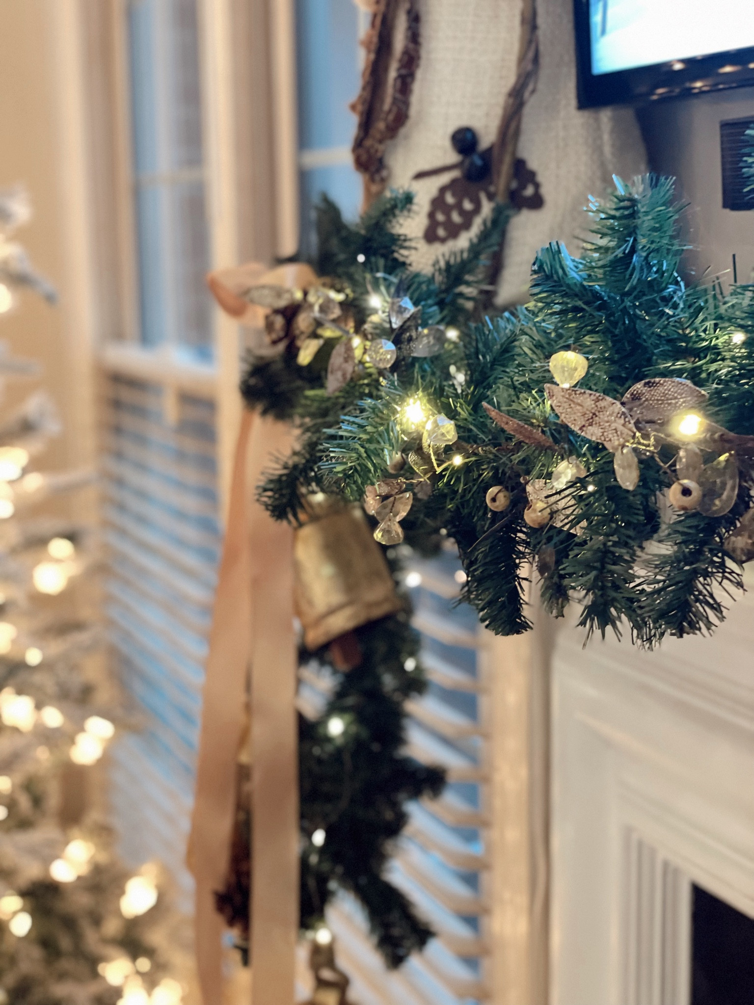 Rustic leaf string lights giving all the woodland fairy vibes to my garland and mantle decor 🧚🌳✨ #potterybarnchristmas #rustichomedecor #christmasgreenery #stringlights

#LTKSeasonal #LTKHoliday