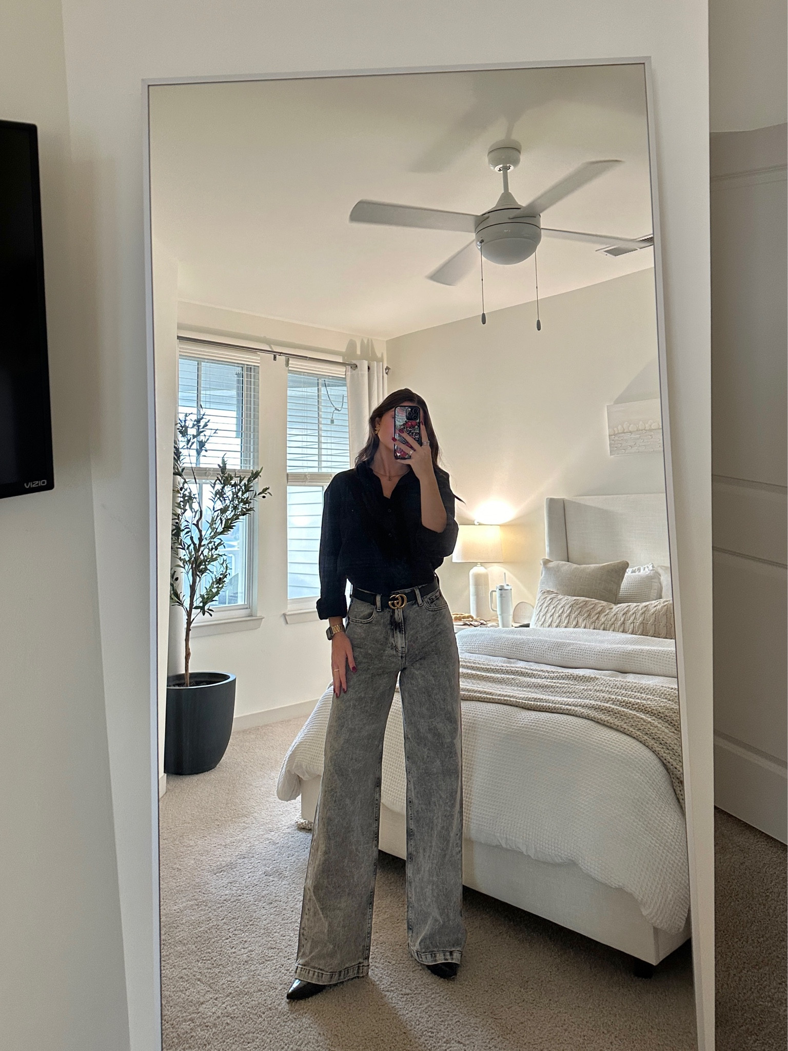 These jeans are the best jeans I’ve ever worn. Wearing a size 27L (for reference I’m 5’6 & wearing heels)