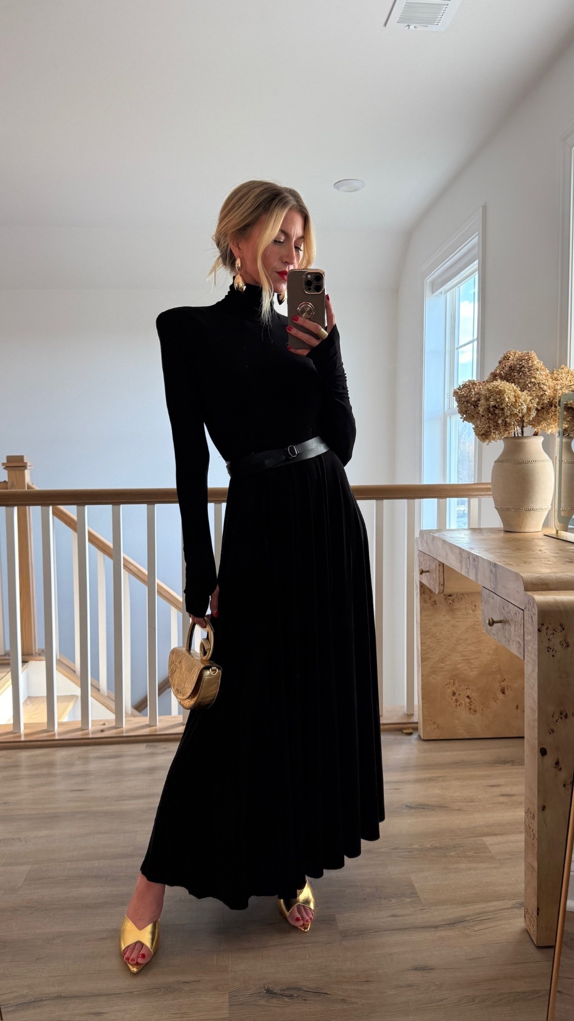 Beautiful holiday dress with shoulder pads! 

#LTKootd #LTKHoliday