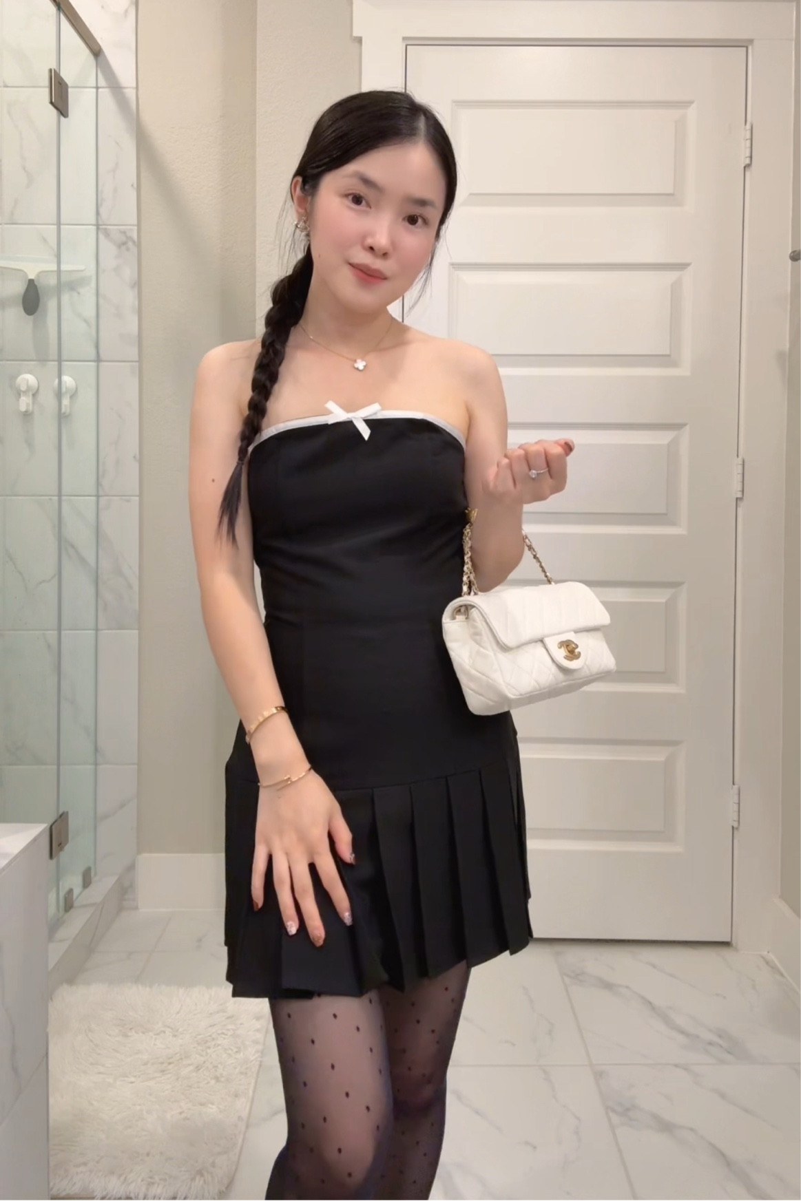 Đầm này phải pre order hơi lâu nhưng rất đáng công đợi nha mấy chế. Mặc tôn dáng và chất ko bị nhăn thích lắm. Khi nào trời lạnh khoát thêm áo, mang thêm tights và boots là hết xảy!!! 

#LTKautumn #LTKpartywear #LTKasia