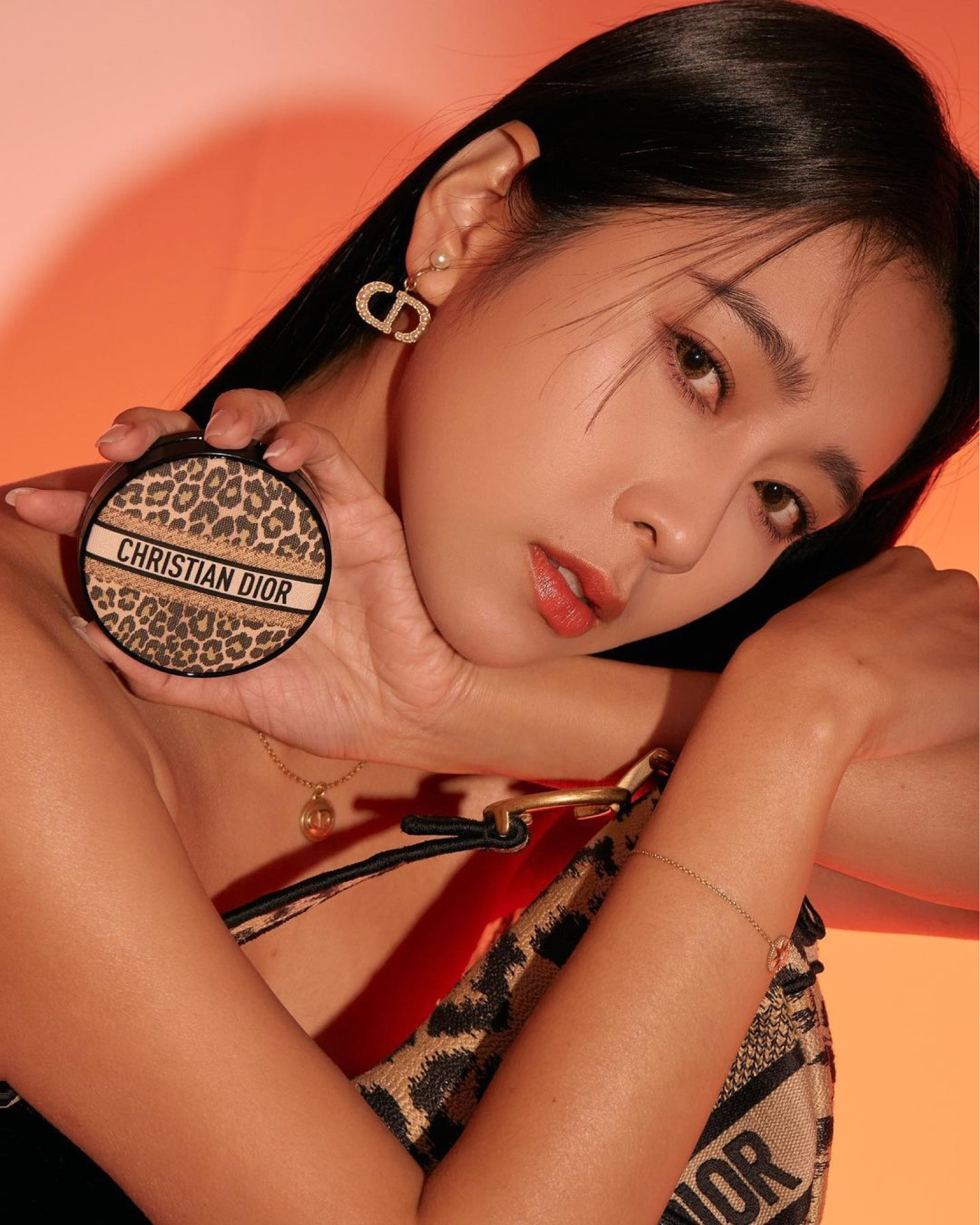 你們喜歡哪一種妝容的我？
派對冷豔女孩，還是溫柔約會女孩
以下開放投票～～～

新的一年即將到來，
你們最期待的事情是什麼？
每年最期待的事情之一就是DIOR的限量彩妝！
2023年即將迎來全新的「迪奧豹紋限量系列」
注入DIOR的時裝豹紋印花元素後
讓彩妝品瞬間有了高級訂製的精品感
豹紋控完全會想全部收藏吧😆

為了跟大家分享這次的迪奧豹紋限量系列
精心打造完全不同的風格的我☺️
最喜歡的一樣是
💫迪奧超完美氣墊粉餅 豹紋限量版
重點是一樣有推出2種妝感！
柔霧光與水潤光！
乾肌的我平常喜歡使用水潤光～
當需要長時間工作時我會選擇柔霧光的妝感

💫迪奧超完美持久氣墊蜜粉 豹紋限量版
許多女孩會詢問上完氣墊後是否要拍上蜜粉
這次也有了氣墊蜜粉做搭配！
簡單一拍就完美定妝～
讓氣墊的妝感更持久又帶有光澤

💫迪奧時尚豹紋彩盤
這次我兩種妝容的眼妝 都是靠這盤完成！
秋冬感十足的十個顏色
由左至右優雅到狂野 一次擁有三組眼彩盤的概念
不論是日常約會或是晚上Party都能用這盤～

💫迪奧藍星唇膏 豹紋限量版
優雅經典的藍星唇膏搭配限量推出的豹紋限量收藏盒
是不是瞬間多了點狂野的感覺
從包包拿出來，絕對會被姊妹問爆😌

DIOR Mitzah迪奧豹紋限量系列將於2023年1月1日全台迪奧專櫃與「迪奧線上旗艦店」同步開賣

@DiorBeauty @Diorbeautylovers #DiorMitzah #迪奧豹紋限量版
-fashion @dior
#LTKtaiwan #LTKasia

#LTKbeauty #LTKGiftGuide