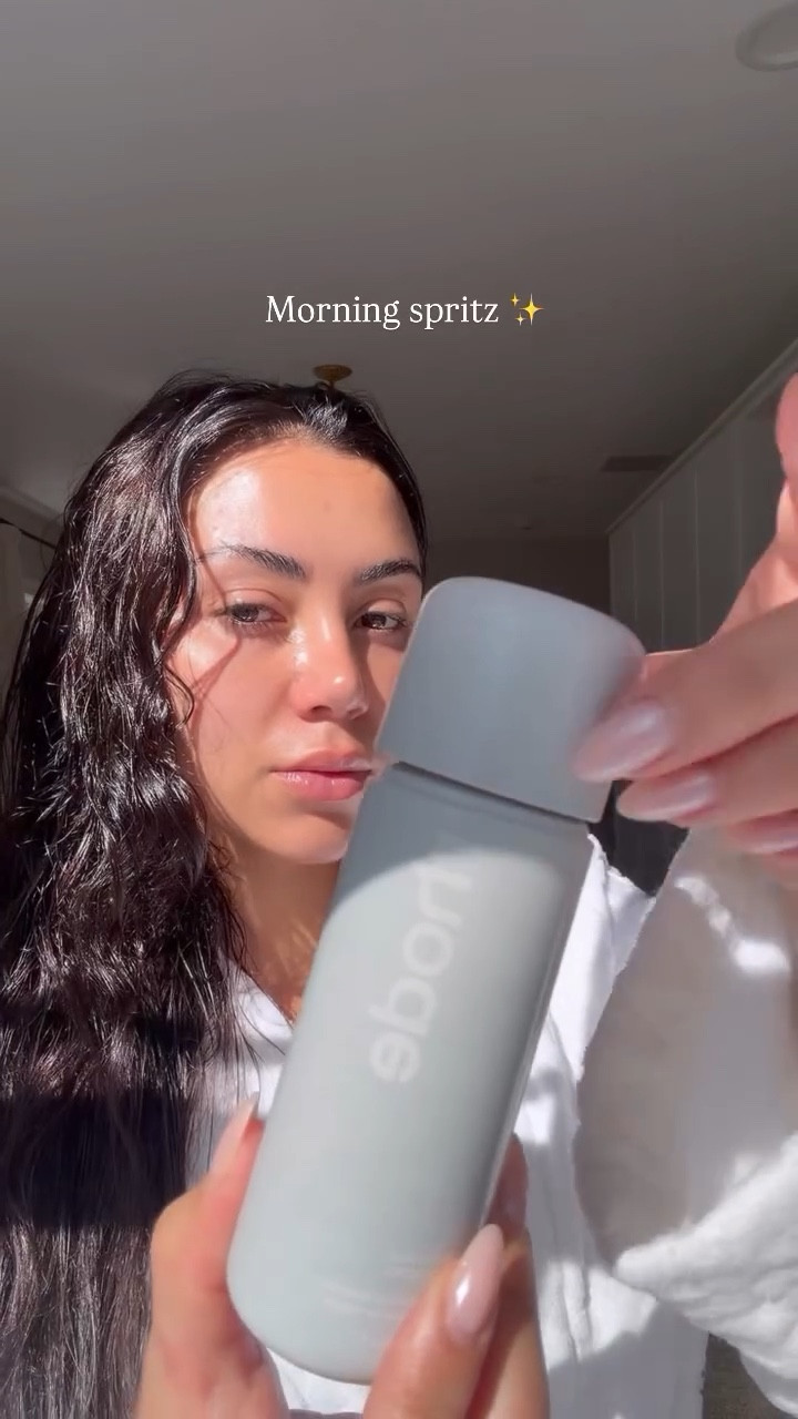 Best way to wake up 💦🍉

@rhode glazing milk & glazing spray 
@myceremonia guava rescue spray 
@snif.co clean gateway 

#morningroutines #skincare #haircare #sephorasale @sephora