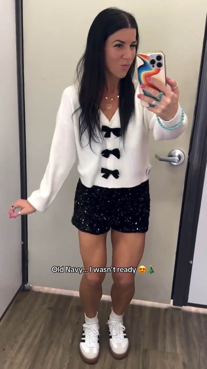 Such good finds. Comment SHOP and I’ll send the links ✨ #oldnavy #disneyland #oldnavyholiday