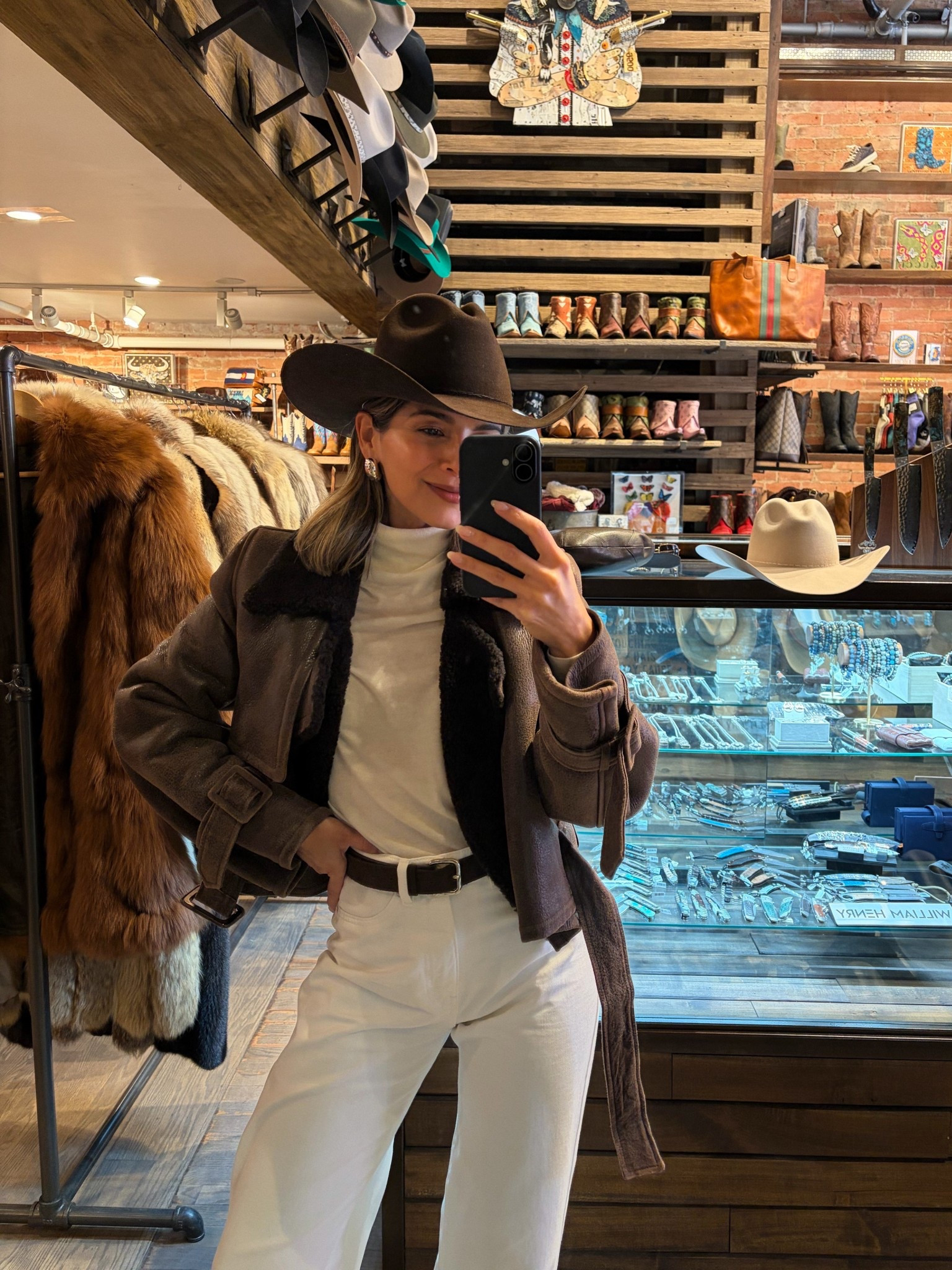 Aspen look, day 2 🤍
White denim + brown will always be that effortless, elevated combo for me. Timeless, clean, and just feels right here