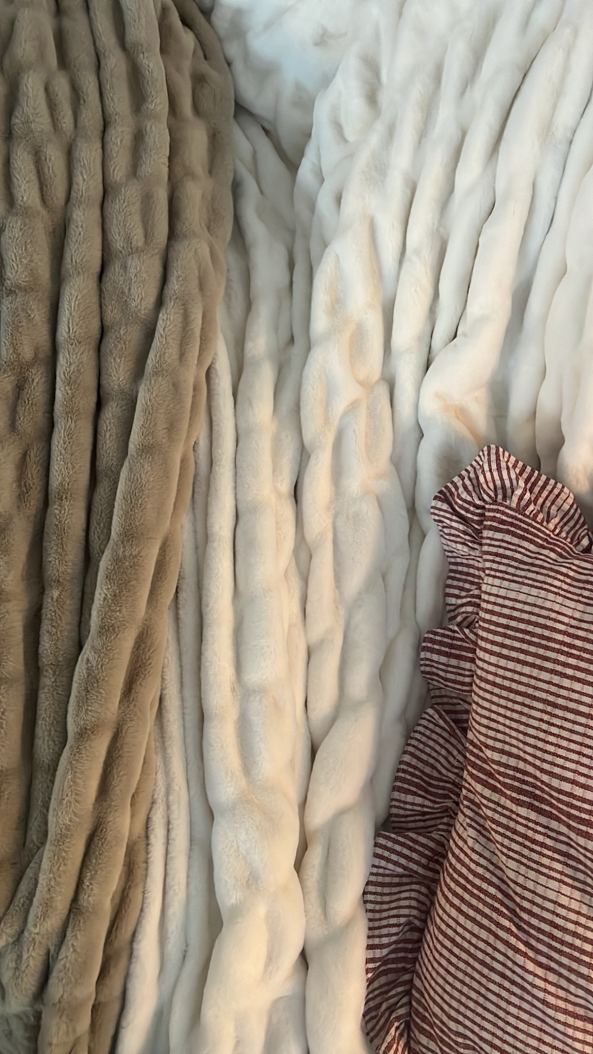 Ruched double sided throw blankets from Amazon !! Soooo cozy, more affordable than other name brands.

This is the tan color & ivory 

#LTKHoliday #LTKGiftGuide #LTKHome