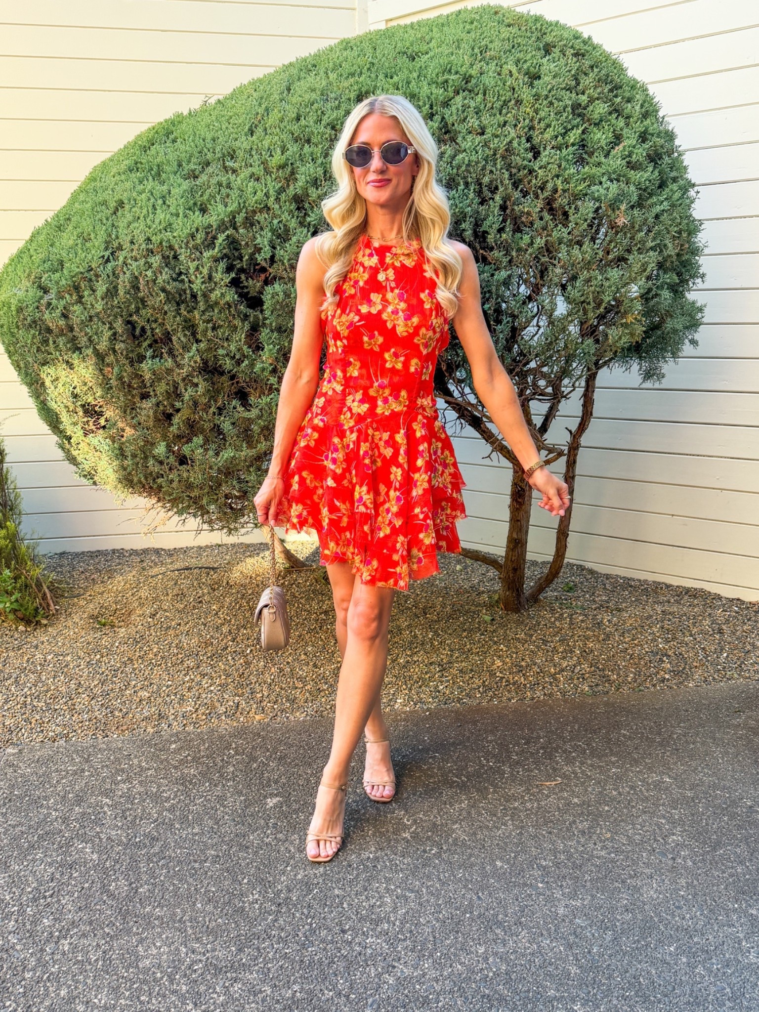Lightweight floral dress, great to wear on vaca or to a summer wedding. Cutout in the back with button closure. Comes in more colors

#LTKgrwm #LTKootd