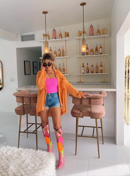 My cover is from SMYMM the orange is out of stock! Boots are also out of stock from asos!!

#womensfashion #orangetunic #denimshorts #levis #pinkswimsuit #smymm

#LTKstyletip #LTKFestival #LTKSeasonal