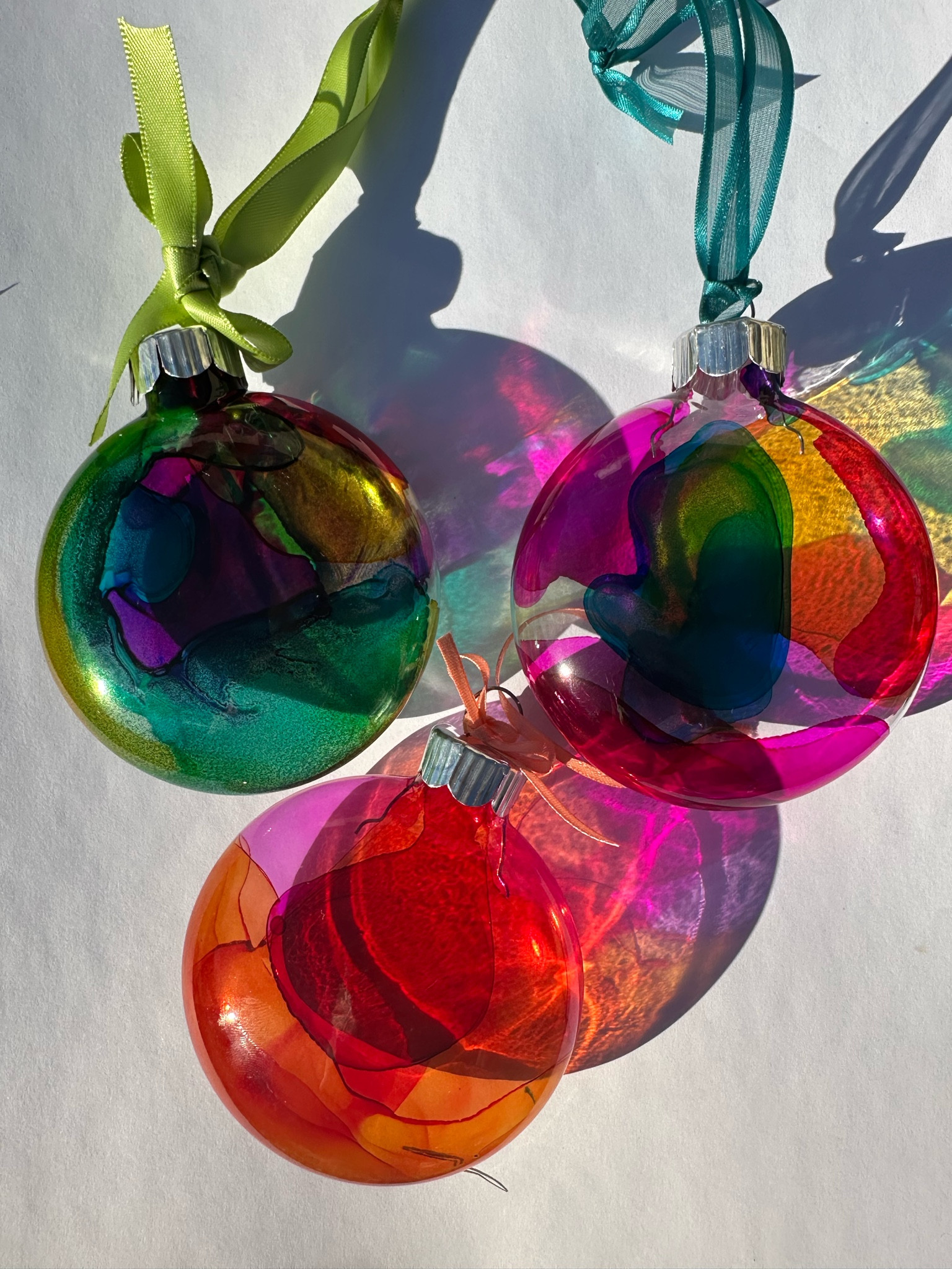 Alcohol Ink Ornament - an easy DIY with a beautiful stained glass effect 

#LTKSeasonal #LTKhome #LTKHoliday