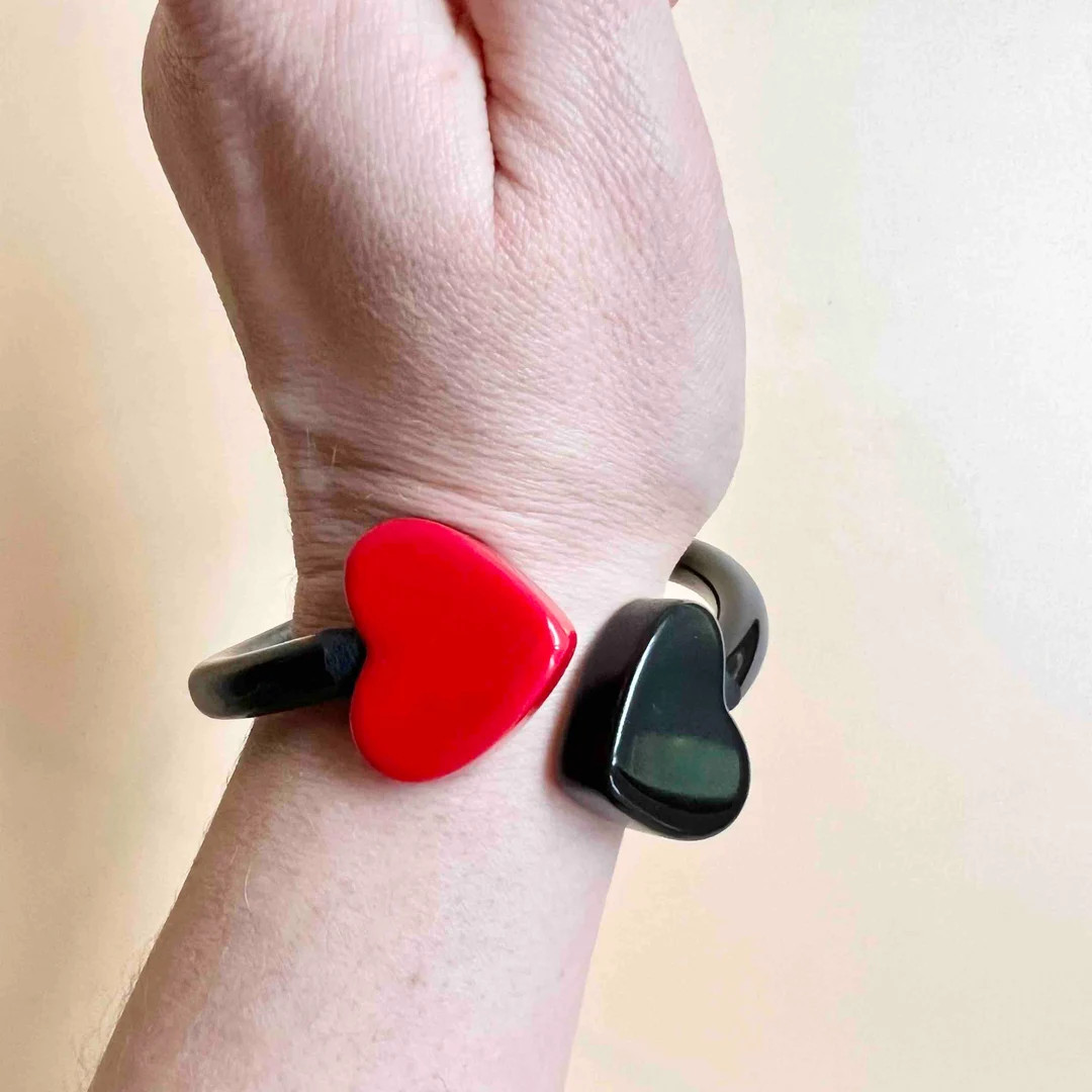 Queen of Hearts bangle Bakelite Vintage Valentine's inspired in Fakelite Hearts style by Mrs Poll... | Etsy (FR)