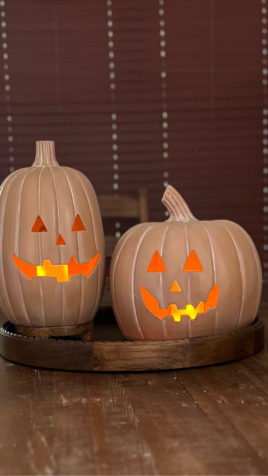 These beautiful new pumpkins from Walmart are giving all the cozy vibes, and I’m obsessed with these flickering candle flames from Amazon—remote controlled and SO dreamy! 🕯️🧡 Perfect combo for a warm and welcoming space!