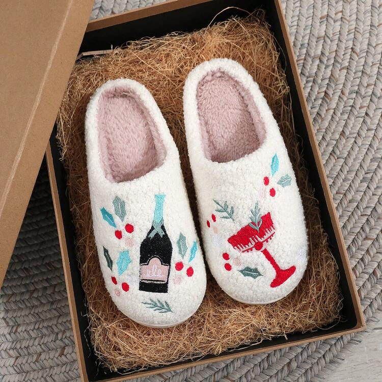 1 Pair White Cartoon Embroidered Holiday Red Wine Winterberry Pattern Plush Slippers, Autumn/Wint... | SHEIN