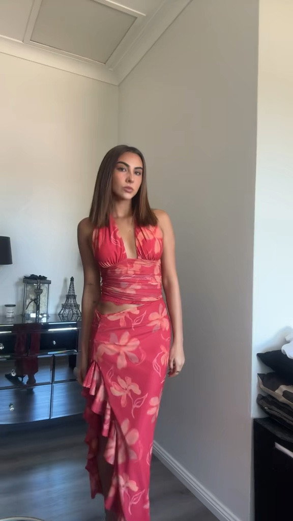 This dress just screams summer. Floral midi dress by Benni, wearing size 8/S. Could have definitely gotten away with a size 6 for a tighter fit. 

Event Recommendation: 
- Birthday 
- Christmas party 
- Lunch or Dinner 