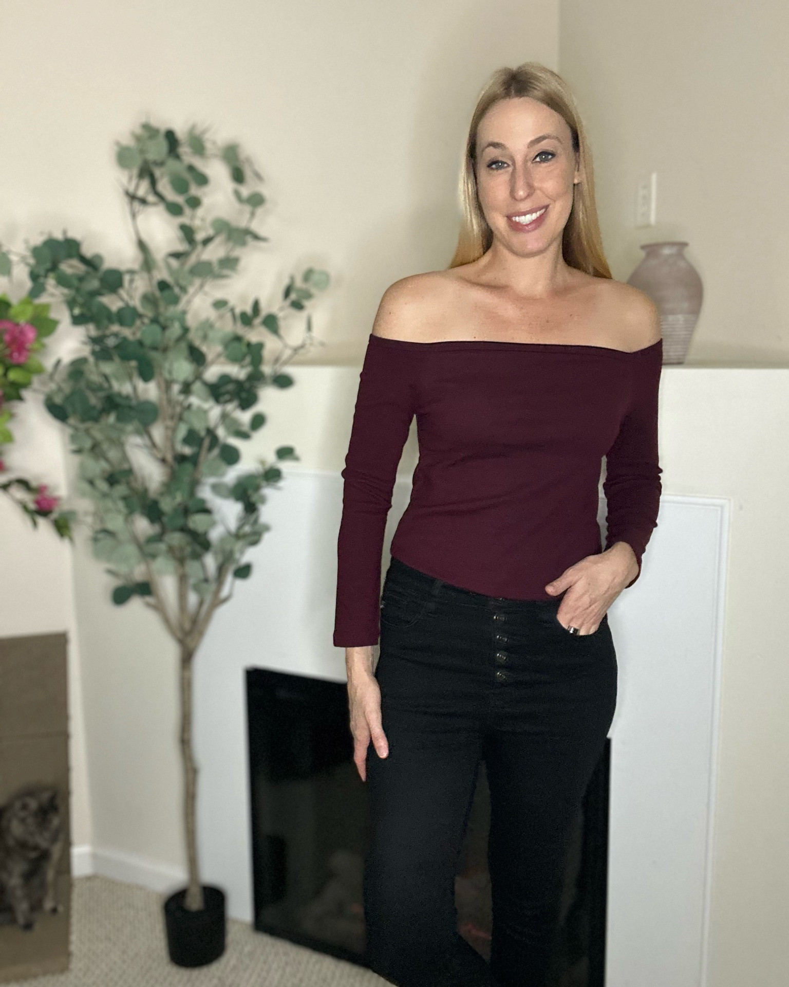 Beautiful off the shoulder top
 💓It has built in support for the bust
Very soft and stretchy, fits tts