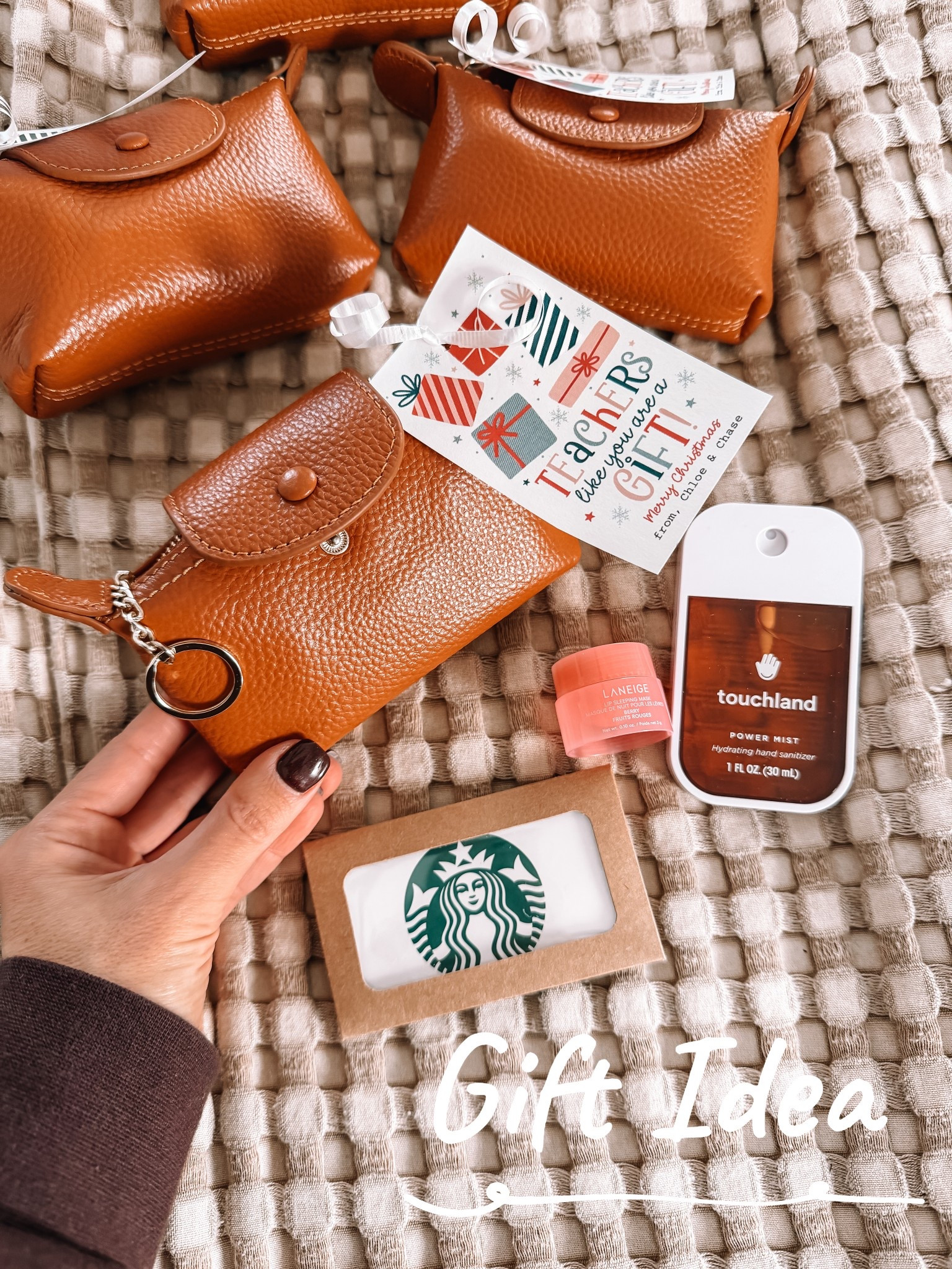 This little gift idea is SO cute and seriously works for anyone — teachers, coworkers, neighbors, coaches… whoever you need a quick gift for! 🤎

You can make it as big or small as you want depending on what you fill it with. I added a mini Laneige + Touchland + a Starbucks card, but you could totally do candy, treats, anything! 🎁✨

Everything’s from Amazon and ships super fast 🙌🏼
@amazon #ad #founditonamazon #winterfavorites2025 

#LTKHoliday #LTKGiftGuide #LTKSeasonal