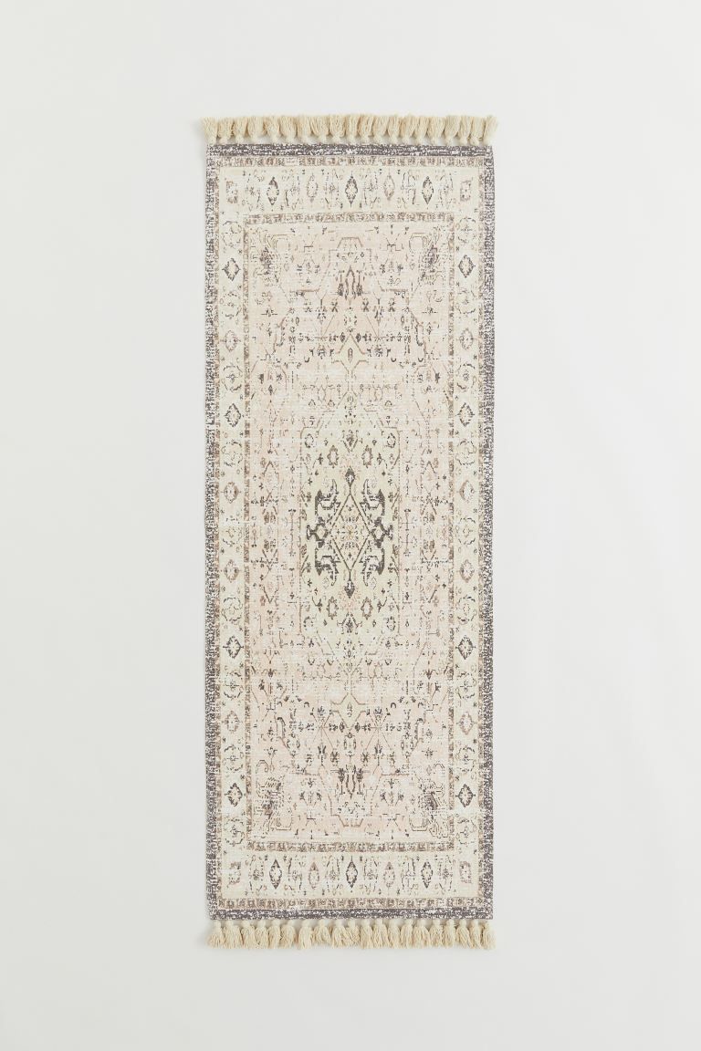Rectangular rug in woven cotton fabric with a printed pattern at front. Tassels at short sides. | H&M (US + CA)