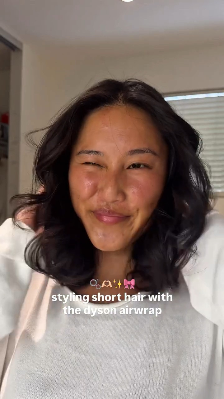 first time using the dyson airwrap since i cut my hair🤭 @dysonusa 

hair perfume from @decortebeauty 

#dysonairwrap #shorthairstyles #blowoutstyles