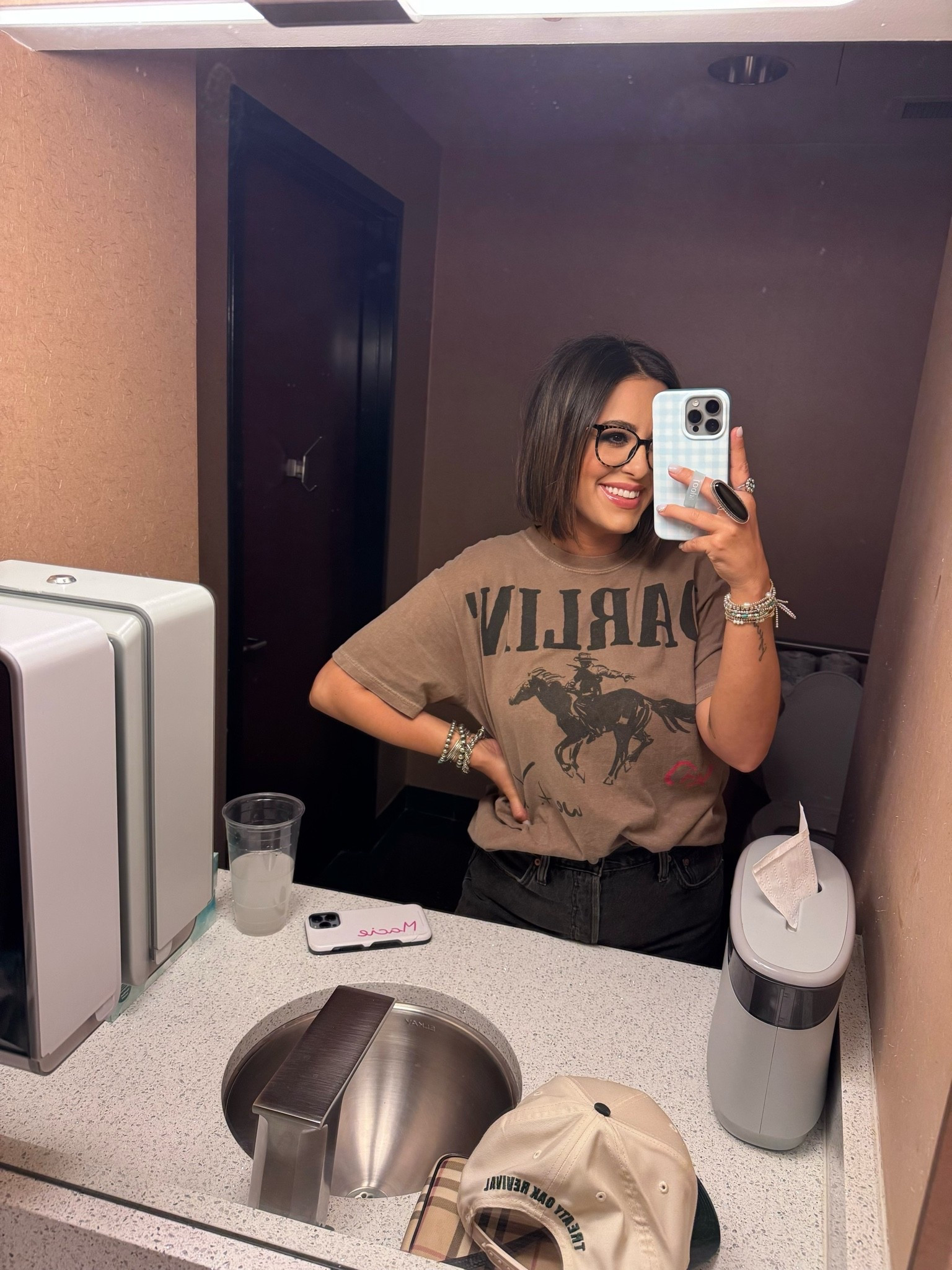 Darlin western tee in a large

#LTKootd #LTKgrwm
