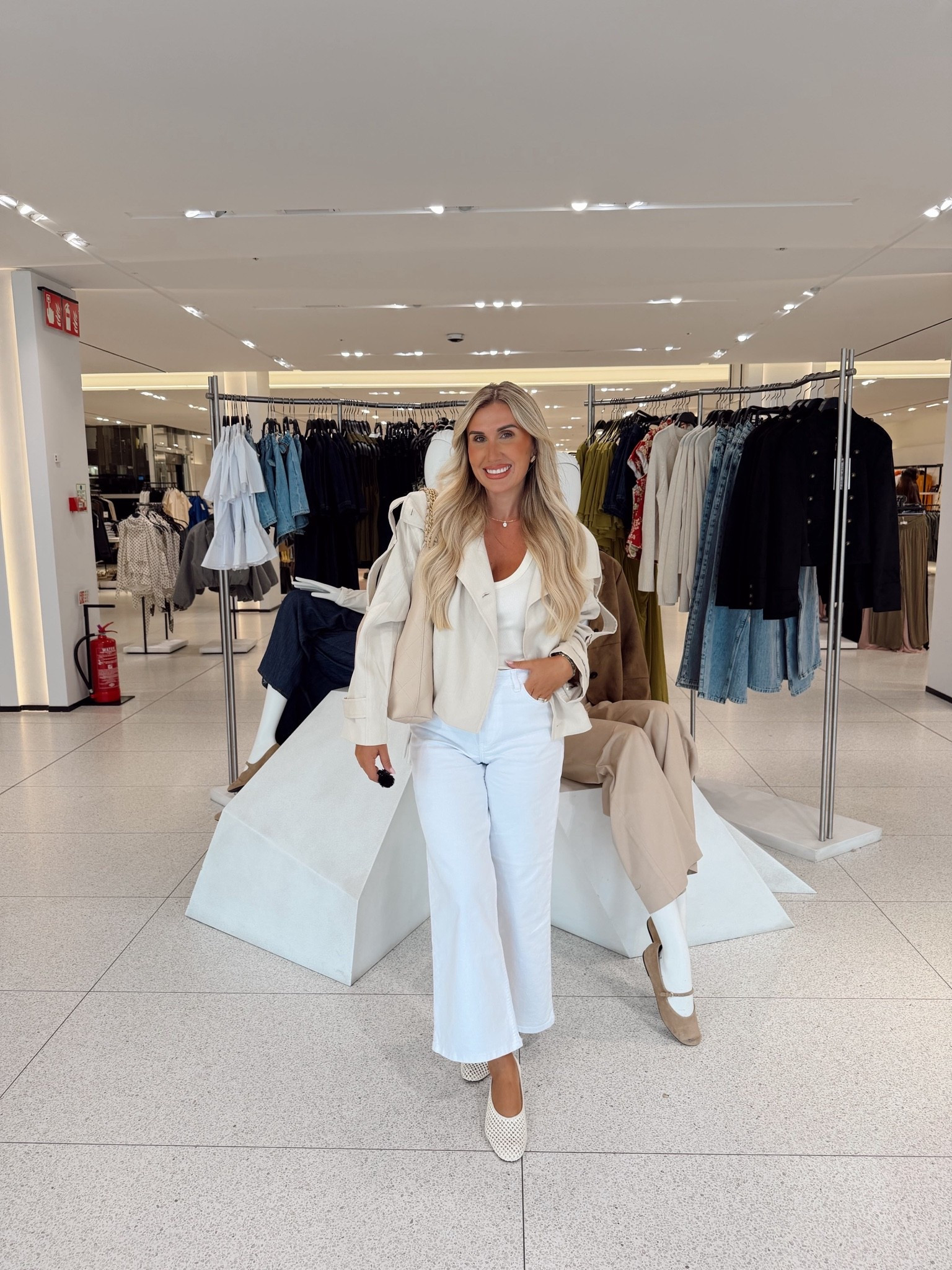 What I wore shopping 🤍

Ootd, transitional outfit, trench coat, jacket, autumn outfit, white jeans, new season

#LTKuk #LTKautumn #LTKstyletip