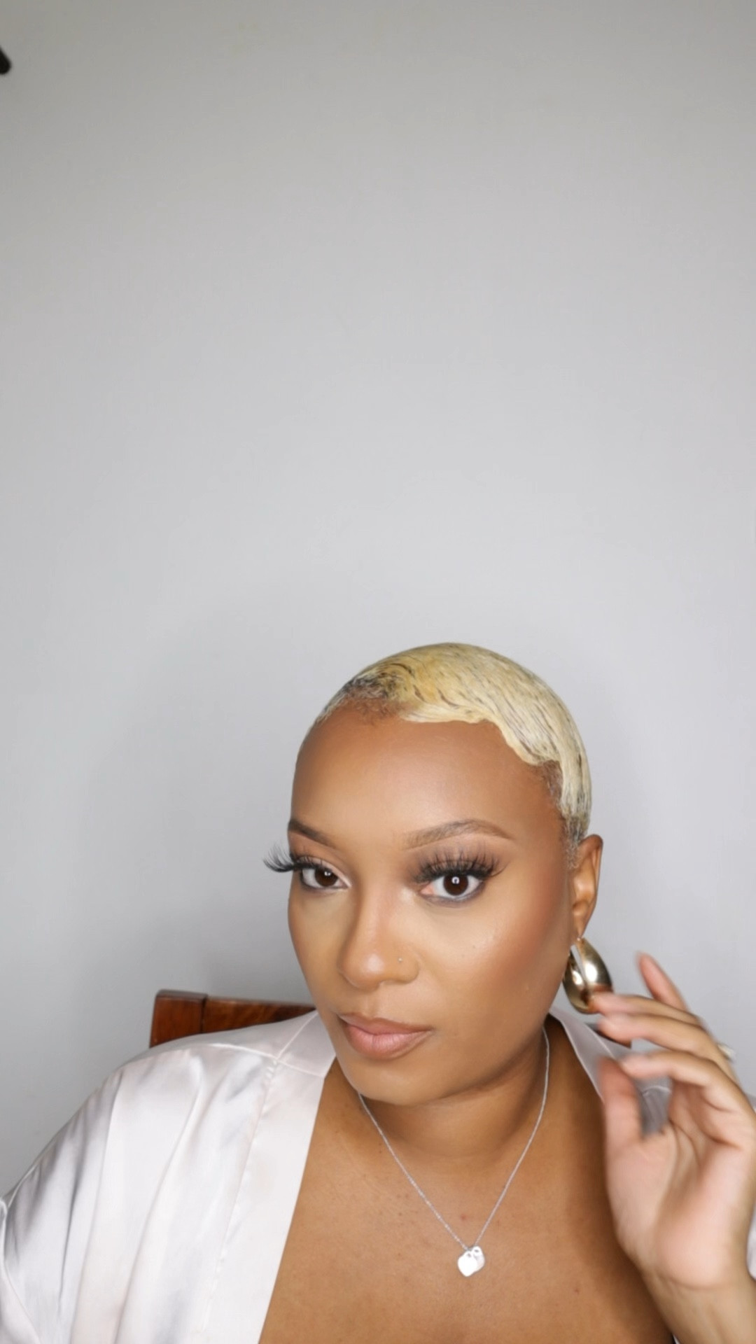 ✨Get ready with me doing this easy date night glam!✨
Foundation - Mahogany 
Concealer - Toasted Almond
Corrector - Papaya
Blush - courageous
Contour- strength 
Face powder - Mesa 
Lipstick - 360
Lip gloss - Pop Rose Glow
Makeup over 40
Neutral glam 
Soft glam makeup 
Luxury makeup 
Fall date night look
Guerlain rouge g lipstick 
Lys beauty
NARS 
Too faced 
Huda beauty corrector 

#LTKVideo #LTKBeauty #LTKOver40