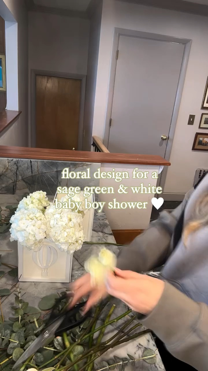 Floral design this weekend for a beautiful baby shower for a baby boy coming in April 🤍☁️🫧

#grandmillennialdecor #tablescapes #floraldesign #maximalistinteriors #babyshowerinspo #hotairballoonbabyshower