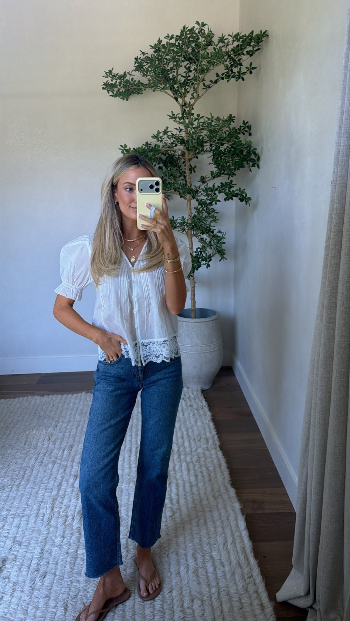 Wearing a 25short in the jeans but exchanged them for regular length. They hit right at the ankle in regular length!