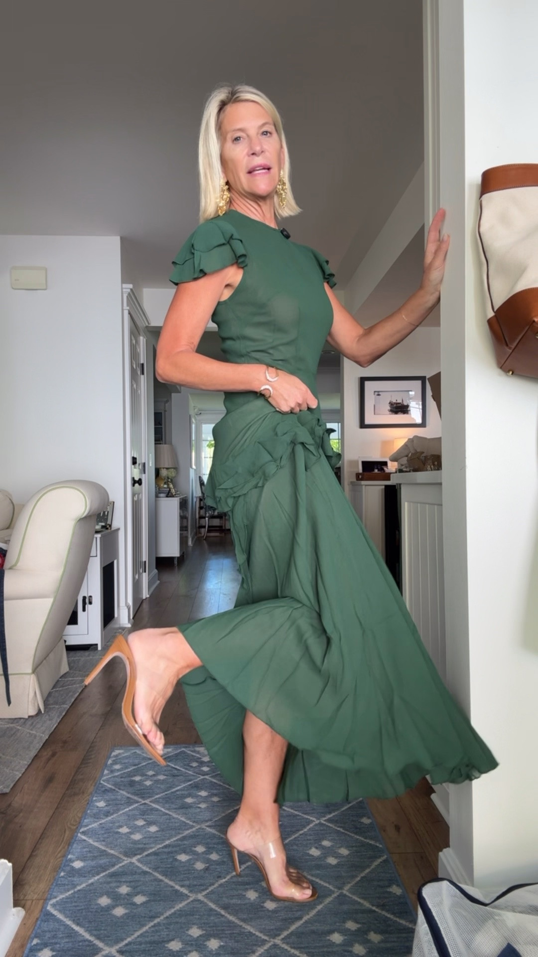 I’m all about killing two birds with one stone, and this cute dress certainly does that. Wedding guest dress + holiday party dress, uh yes! Only thing that makes it better is that I bought it with @shopapp and didn’t have to go to the mall! 👍🏻👏🏻🎉#shopapp #shoppartner