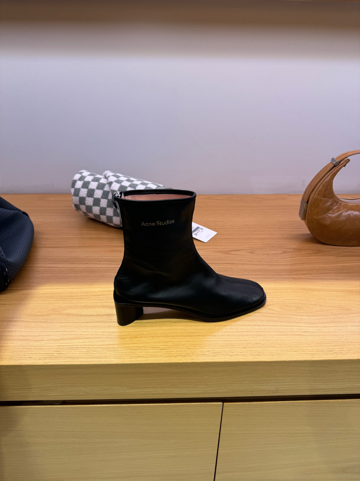 In love with these black leather ankle boots #leatherboots #leatherankleboots #blackankleboots #ankleboots #blackboots

#LTKstyletip #LTKSeasonal