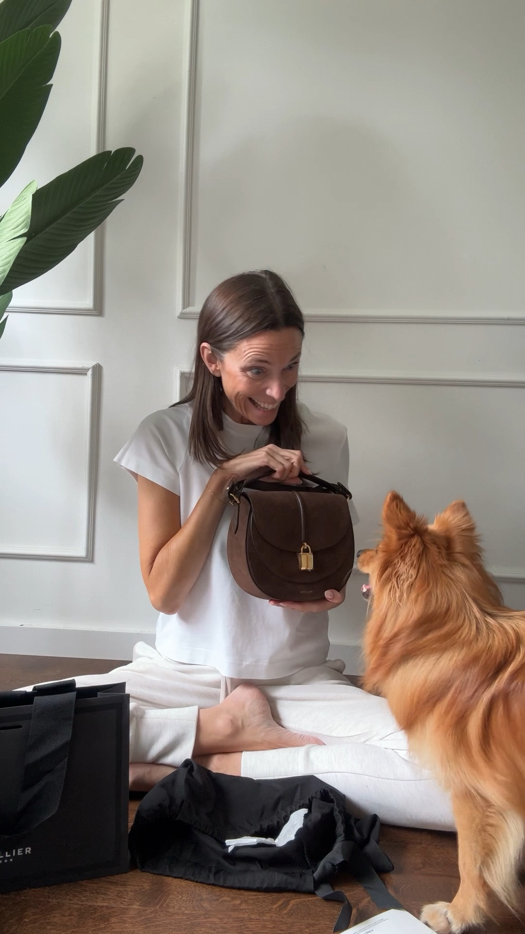 Unbox my new Demellier handbag with Ginny 🦊🥰

I don’t usually love a cross/body bag… but this one I’ll shorten the strap on and wear as a shoulder bag. It is SUCH a great shape and obviously chocolate brown suede - what’s not to love 😅

#LTKItBag #LTKStyleTip #LTKautumn