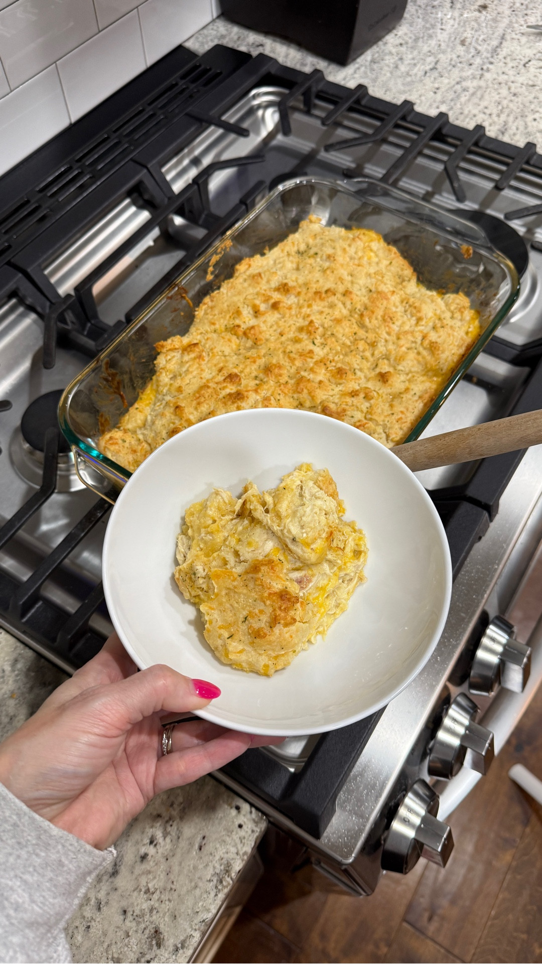 Cheddar Bay Chicken Biscuit Casserole 🤍

This one is creamy, cheesy, and topped with those buttery cheddar bay biscuits… sooo good and so easy 🙌🏼

Perfect for a busy night when you want something comforting that the whole family will eat 👏🏼

Ingredients:
• 2–3 cups cooked shredded chicken
• 1 (10.5 oz) cream of chicken soup
• 1 cup sour cream
• 1 cup shredded cheddar cheese
• 1 box Cheddar Bay Biscuit mix (plus ingredients on box)

Directions:
1️⃣ Preheat oven to 375°
2️⃣ In a bowl, mix chicken, cream of chicken soup, sour cream, and shredded cheese
3️⃣ Spread into a greased 9x13 baking dish

4️⃣ Prepare biscuit mix according to package
5️⃣ Drop spoonfuls of dough over the top

6️⃣ Bake 15–20 minutes
7️⃣ Brush butter seasoning over biscuits
8️⃣ Bake another 5–10 minutes until golden and cooked through

Let it sit a few minutes before serving so it thickens up 🤍

Save this for an easy weeknight dinner ✔️