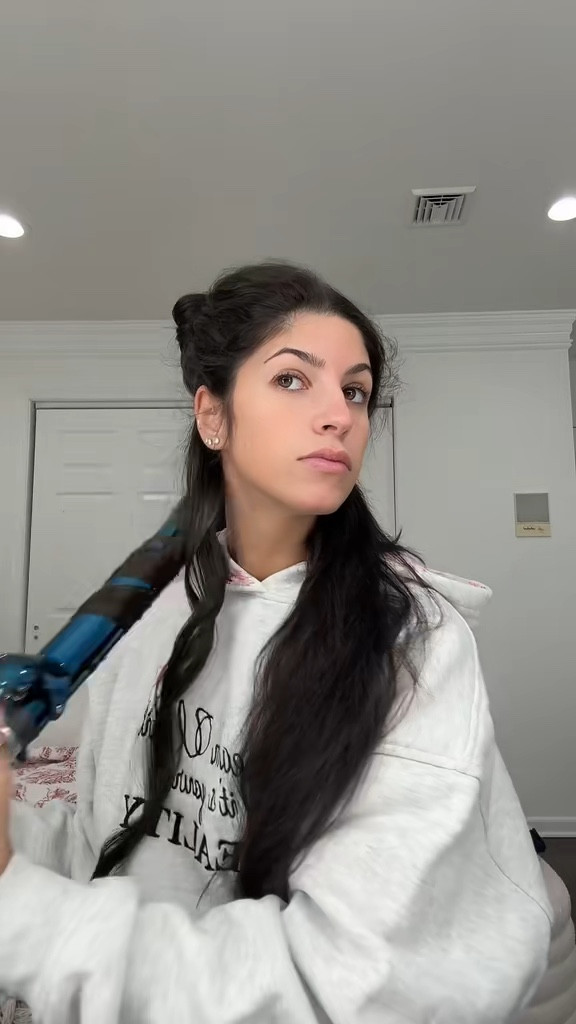 Curling 🎀🙌🏼☁️💘💅🏼🤍

#LTKBeauty #LTKU #LTKStyleTip