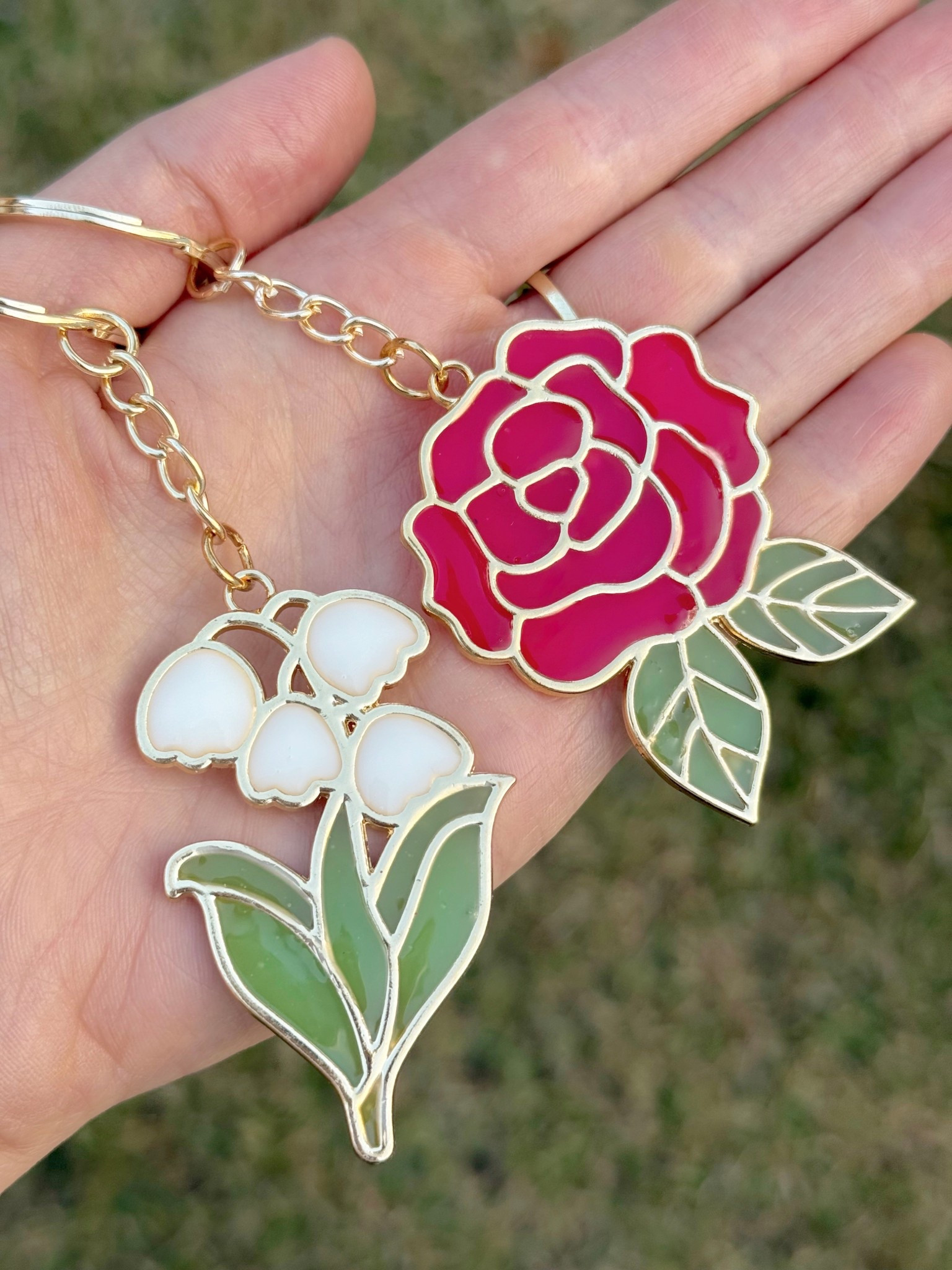 Flower keychain that’re perfect for spring! DIY with the colored resin keychain making kit🌹 

#LTKSeasonal #LTKBeauty #LTKHome