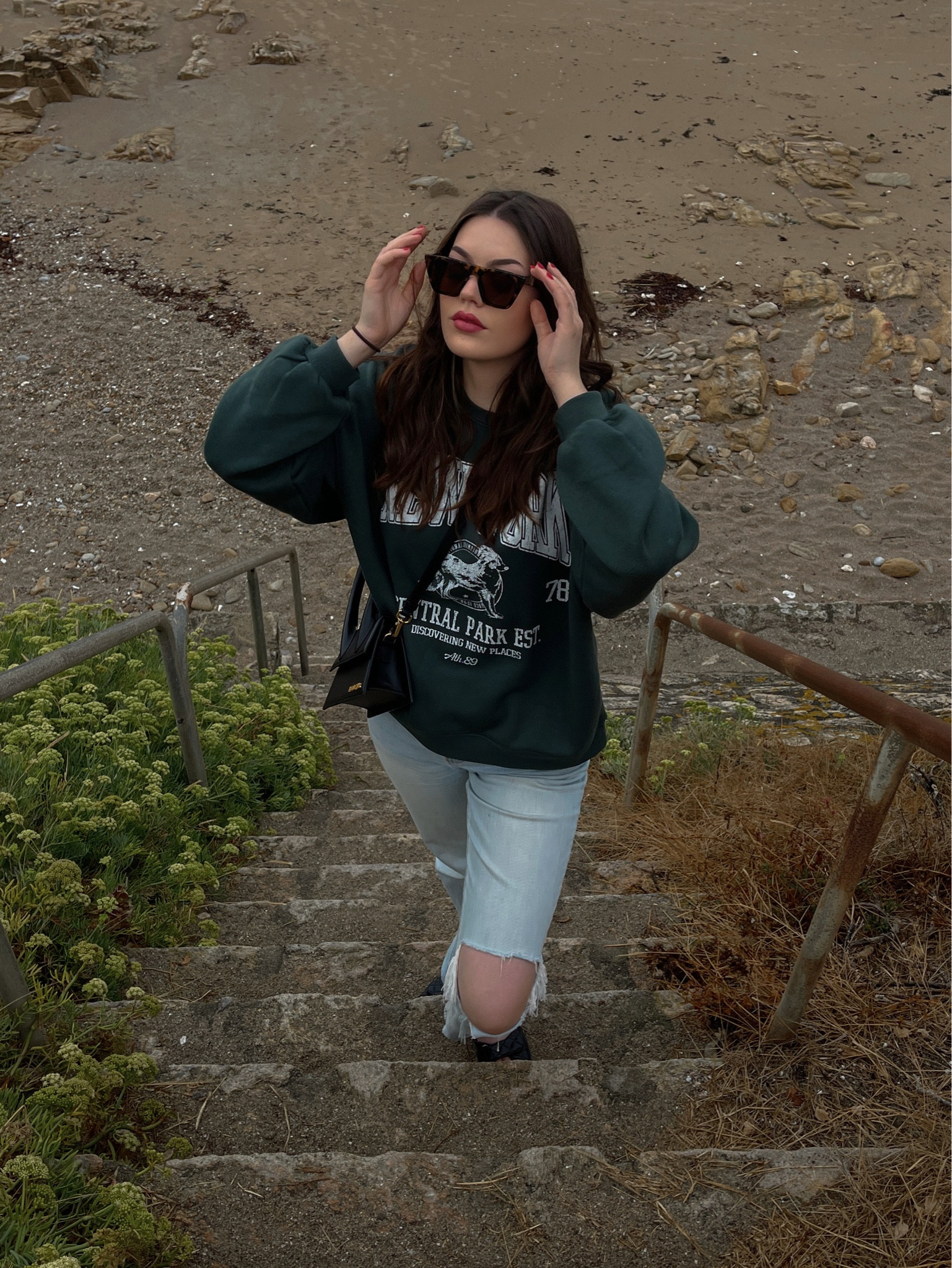 actually…
Sweater: Bershka
Trousers: Abercrombie & Fitch
Glasses: Ninety9