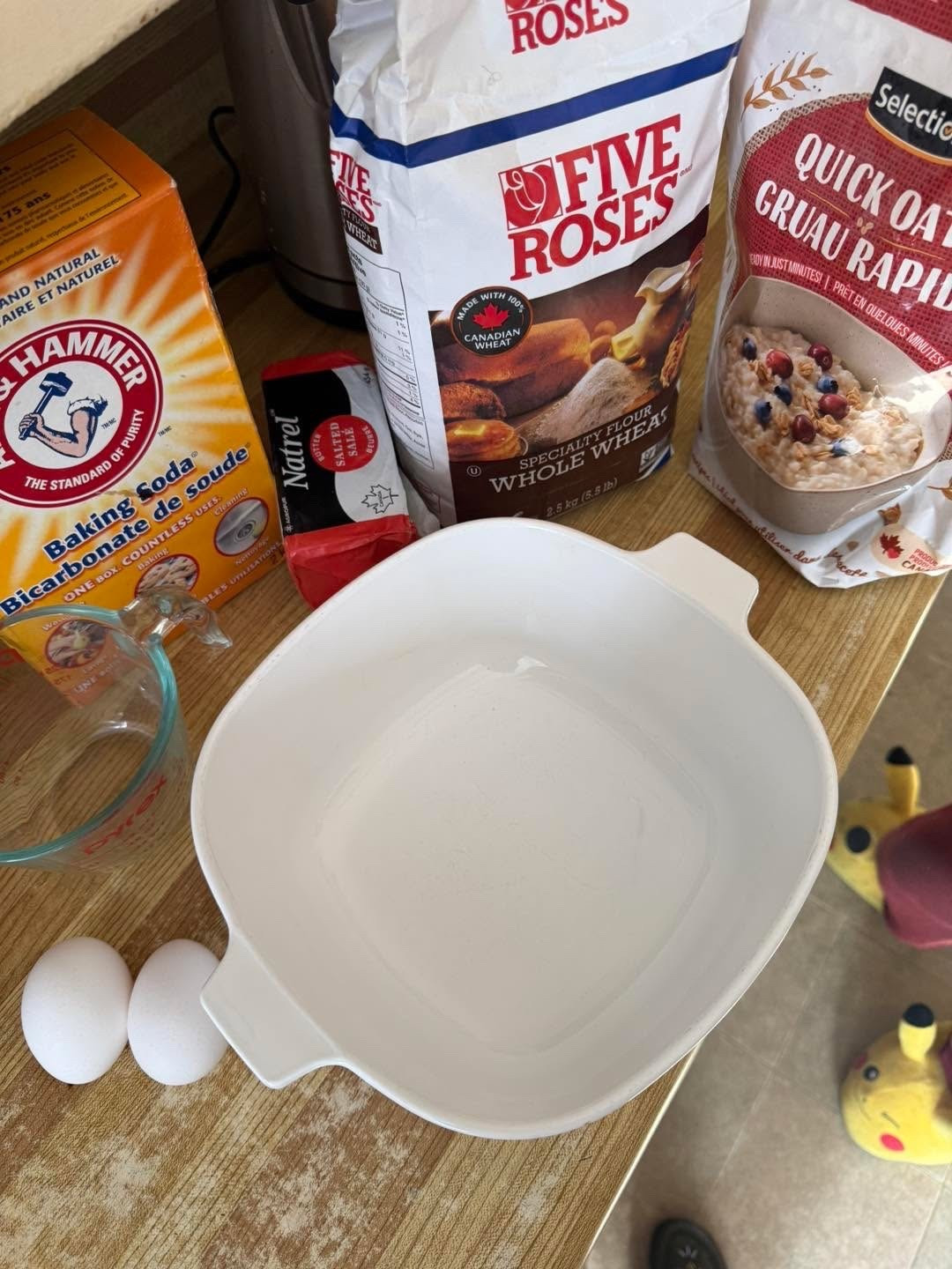 Baking with kids doesn’t have to be complicated.
Oatmeal cookies, simple ingredients, and little hands helping.
Messy counters, slow mornings, and memories that matter more than perfect cookies 🤍
#MomLife
#BakingWithKids
#EverydayMotherhood
#SimpleMoments