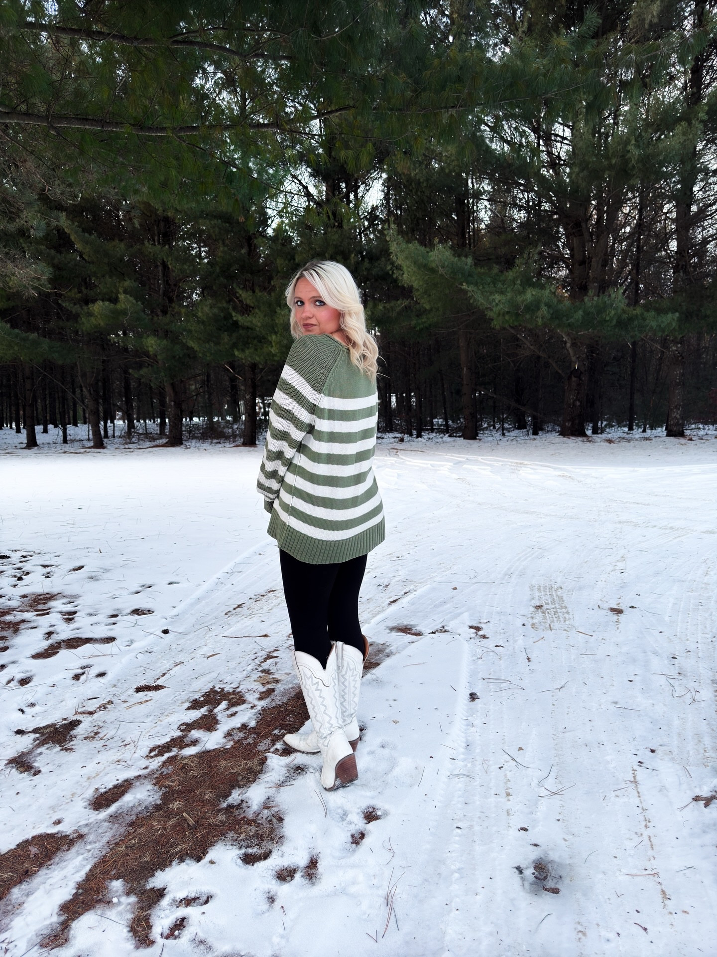 one thing I know for certain, @aerie sweaters have never failed me! ✨🌲 #aerie #aeriereal #affordableoutfits #winterootd #winterfashiontrends