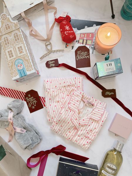 Last minute Christmas gift guide 🎁 

Lots of lovely ideas from beauty / lifestyle brands - 
Emma Hardie gift sets 
Boux Avenue pyjamas 
And lots more - read the full edit on my blog corriebromfield.com 

#LTKgift 



#LTKGiftGuide #LTKSeasonal #LTKHoliday