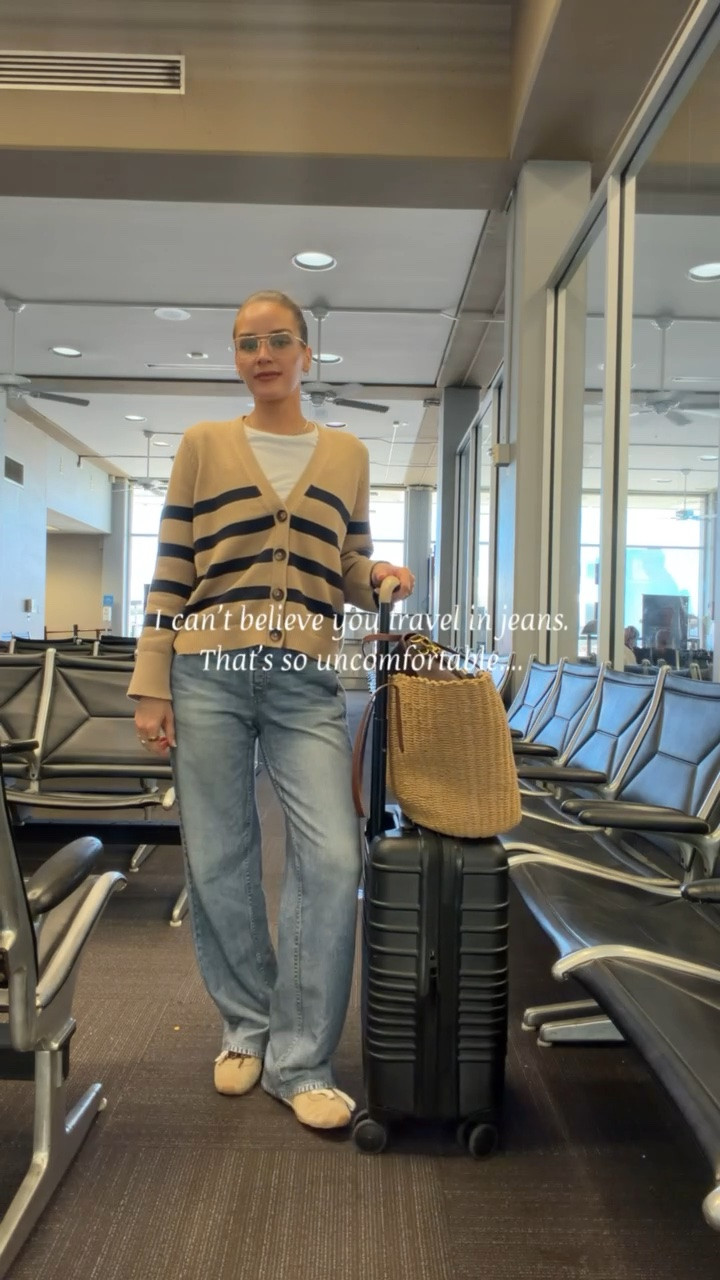 Travel OOTD - the comfiest pair of jeans 🤭

#LTKootd #LTKdayinmylife #LTKTravel