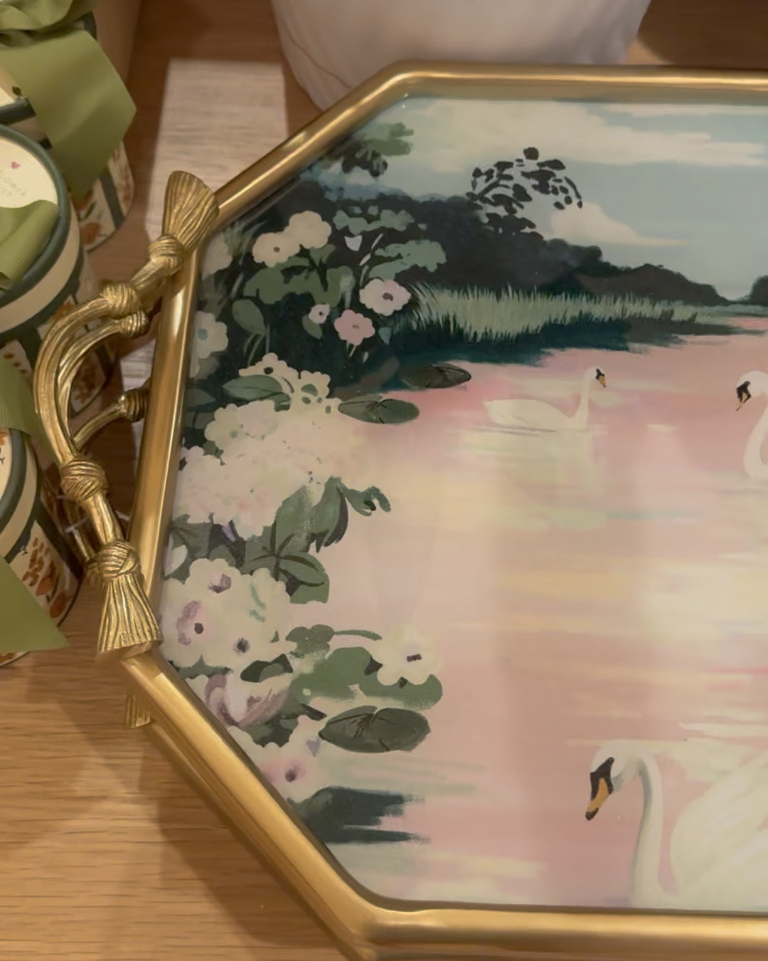 Abigail Swan Gold Metal Tray

Okay this is even more beautiful than I thought!! Yes yes yes! It just too good! 
Display it flat on a coffee table or set it on its side on a cabinet! 😍
