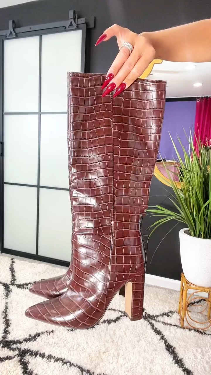 Deck the halls… but make it fashion! 🎀 This dress is giving holiday glam without trying too hard — perfect for parties, family photos, or cozy celebrations.
Grab it here before it’s gone 

 #LTKHoliday #LTKootd #LTKSaleAlert