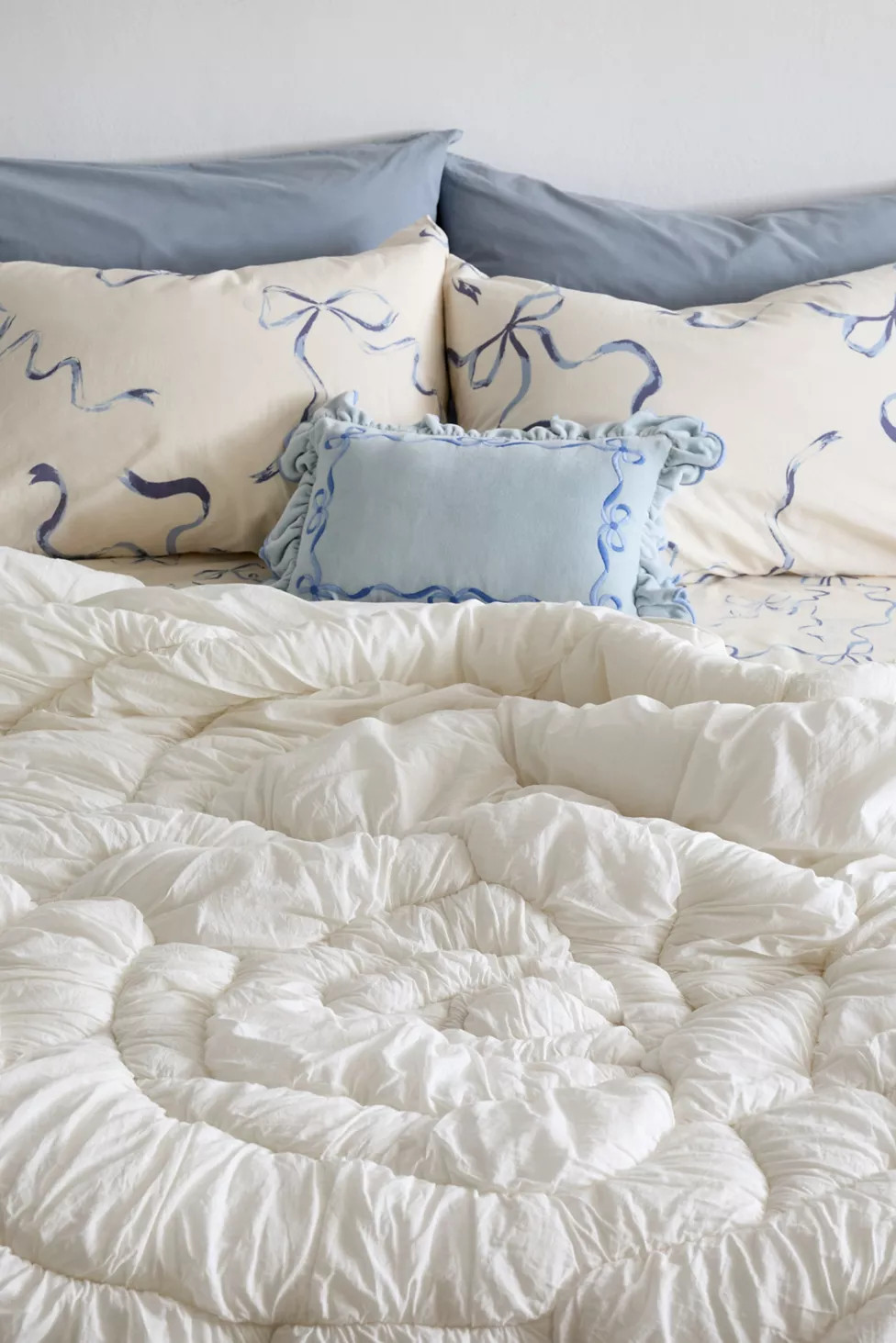 Bella Rose Puffy Stitched Quilt | Urban Outfitters (US and RoW)