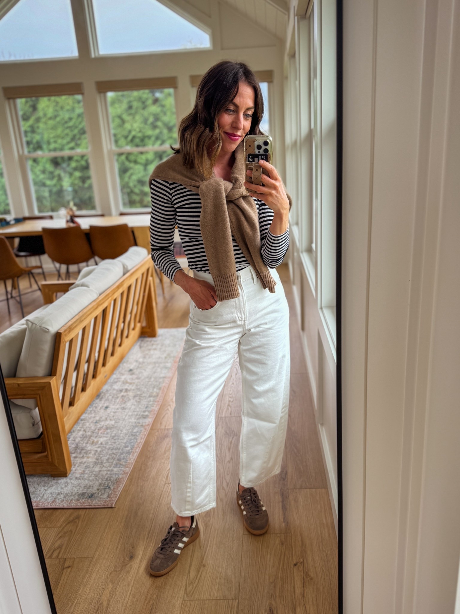 Jeans: 0 (fit TTS, but size up if in between) top: Xs / shoes: fit TTS 