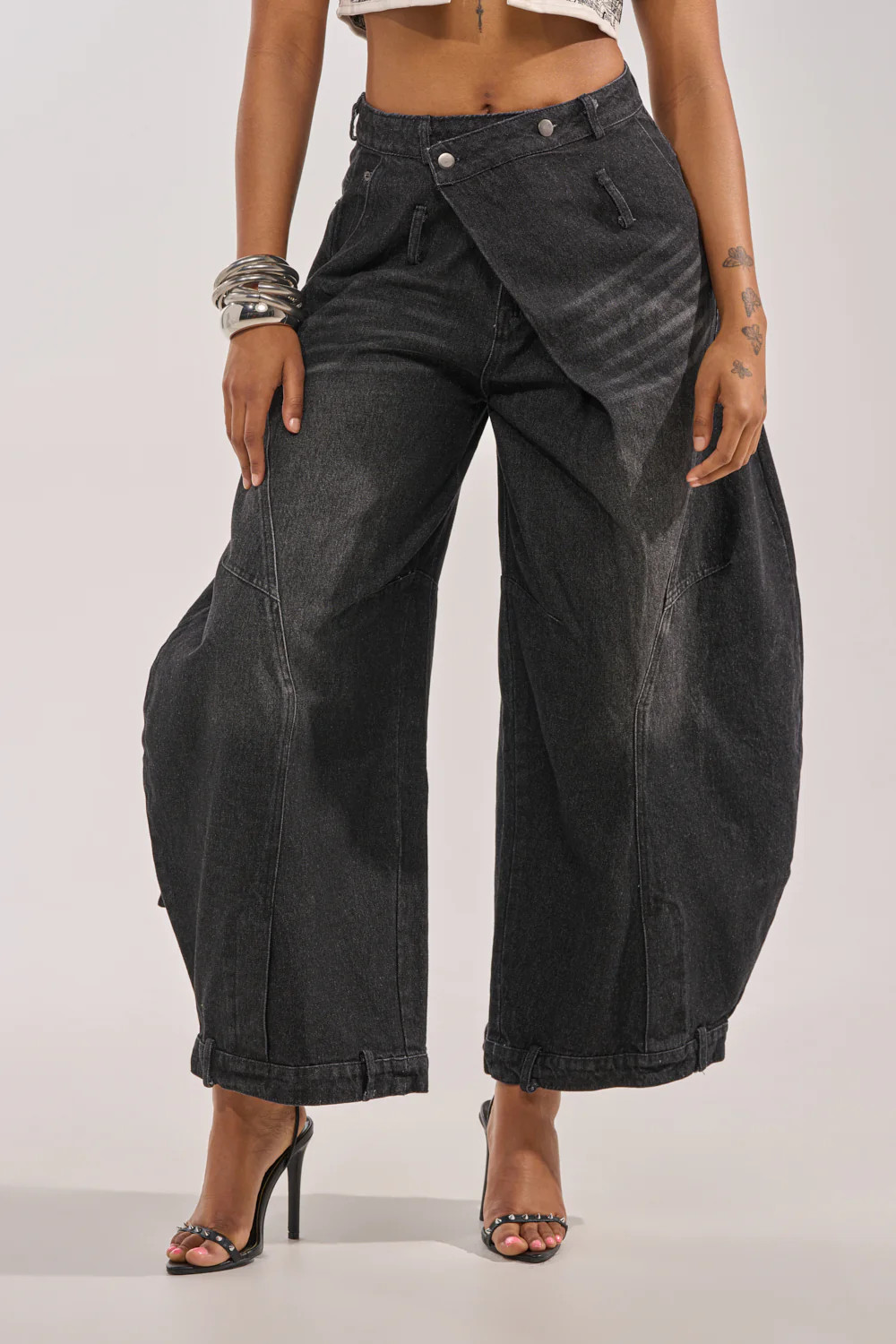 IZZY RELAXED DENIM IN BLACK WASH | AKIRA