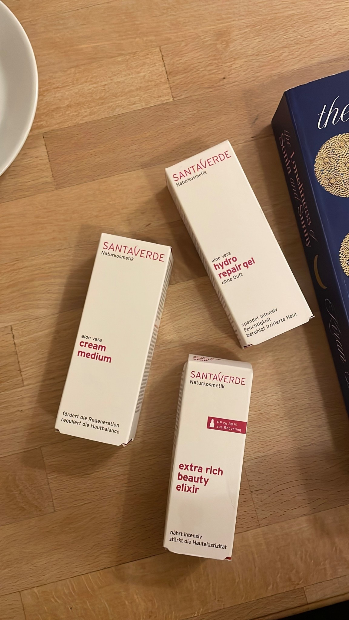 Santaverde ist ein Naturkosmetik Brand, dass ich schon lange aus meinem direkten Umfeld kenne. Nachdem ich bisher nur das pure Aloe Vera Gel ausprobiert habe, habe ich jetzt endlich ein paar weitere Produkte für meine Hautpflege-Routine. 🧖🏻‍♀️

Santaverde kommt aus Hamburg und stellt vegane Naturkosmetik her. Ich habe dir sie bei Douglas verlinkt, mochtest du bei Santaverde direkt kaufen, freue ich mich, wenn du mich unterstützt & meinen Affiliate Link auf dem Blog nutzt. Dazu einfach nach Santaverde in der Rabattübersicht suchen! 💚

www.aennislife.com/rabattcodes

#LTKdeutschland #LTKeurope #LTKbeauty