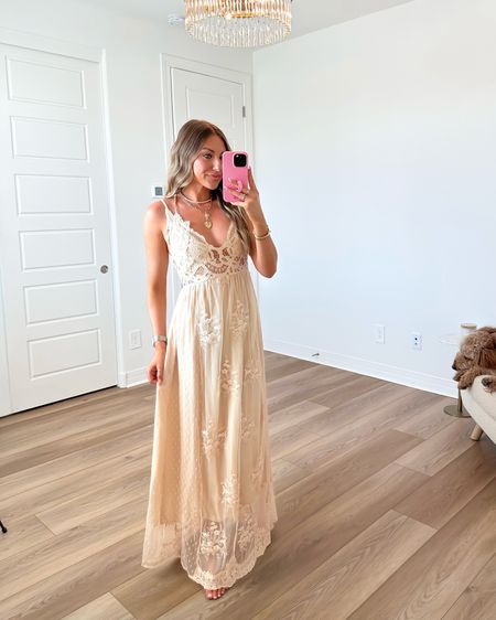 This maxi dress is so perfect for engagement photos, beach photos, maternity photos! 25% off code MAKENNASPRING25