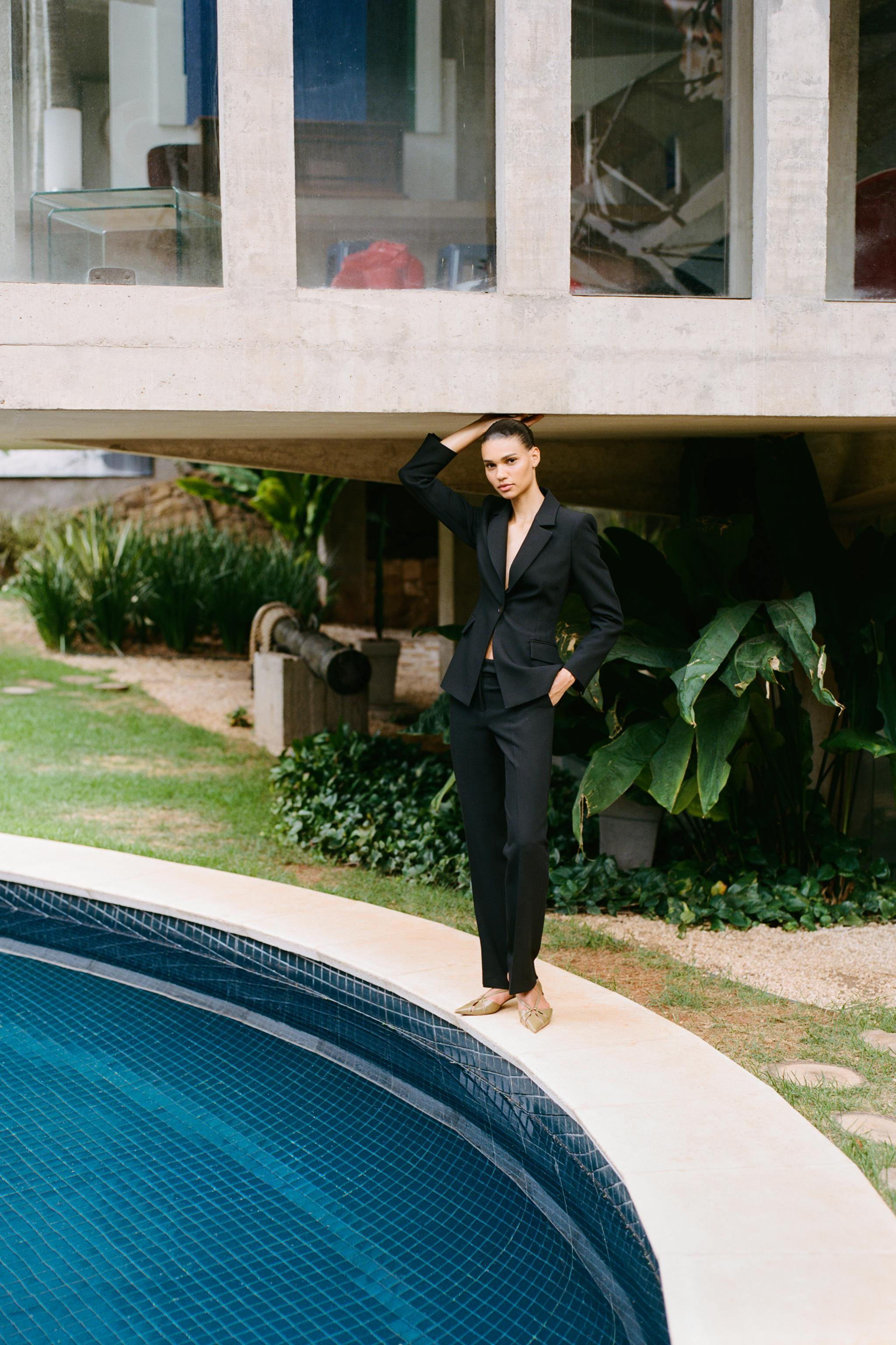 Blazer featuring a lapel collar and long sleeves with padded shoulders. Front flap pockets. Singl... | Zara UK