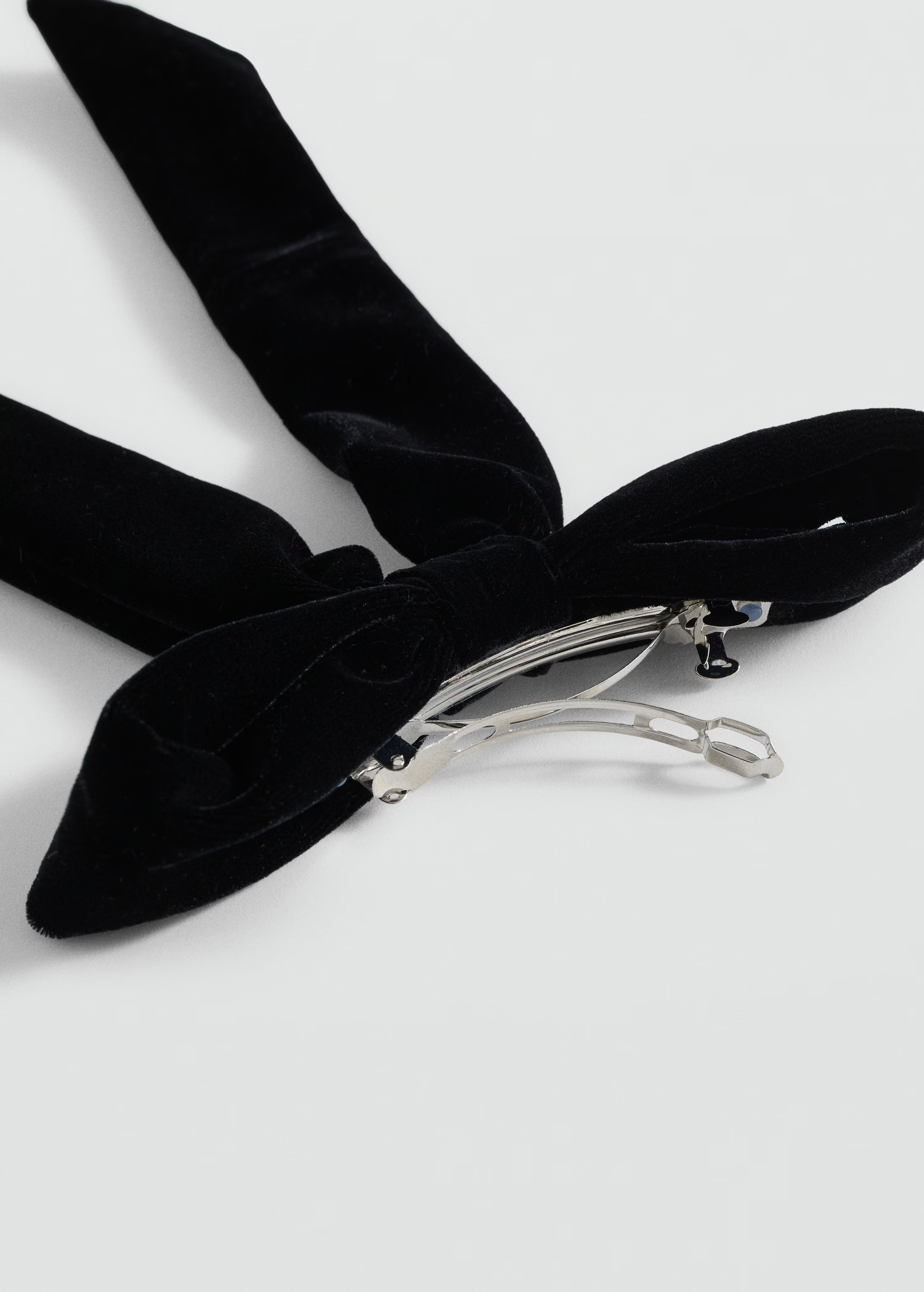 Velvet bow hairclip - Women | MANGO United Kingdom | MANGO (UK)