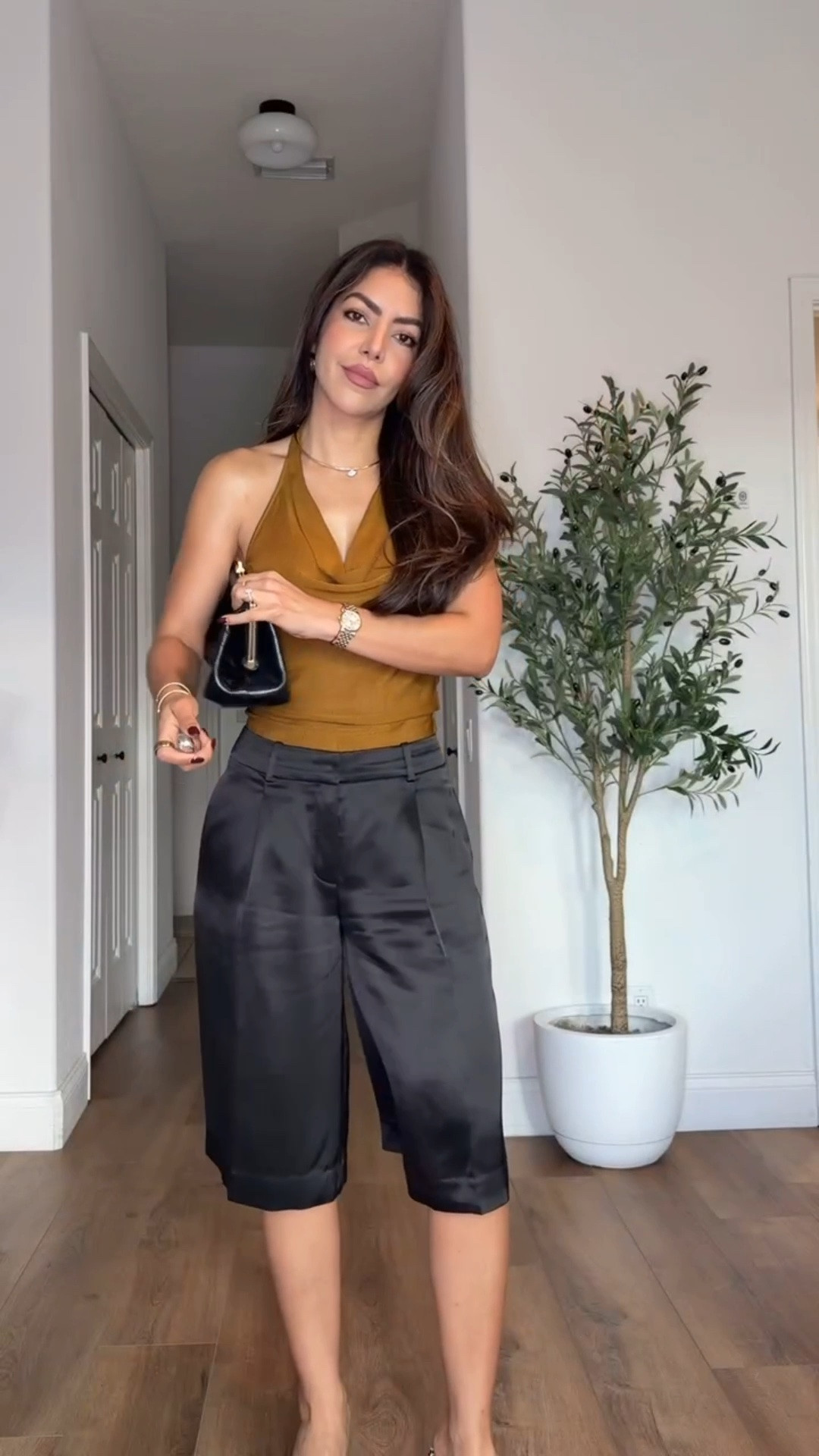 Outfit of the night ✨

Here’s an elevated dinner look with satin Bermuda shorts. Styled them with a cute Aritzia halter top and black and white heels. Linking all my accessories below too!


Date night look, satin shorts, how to style Bermuda shorts, fall style, elevated outfit

#LTKootd #LTKgrwm #LTKSeasonal