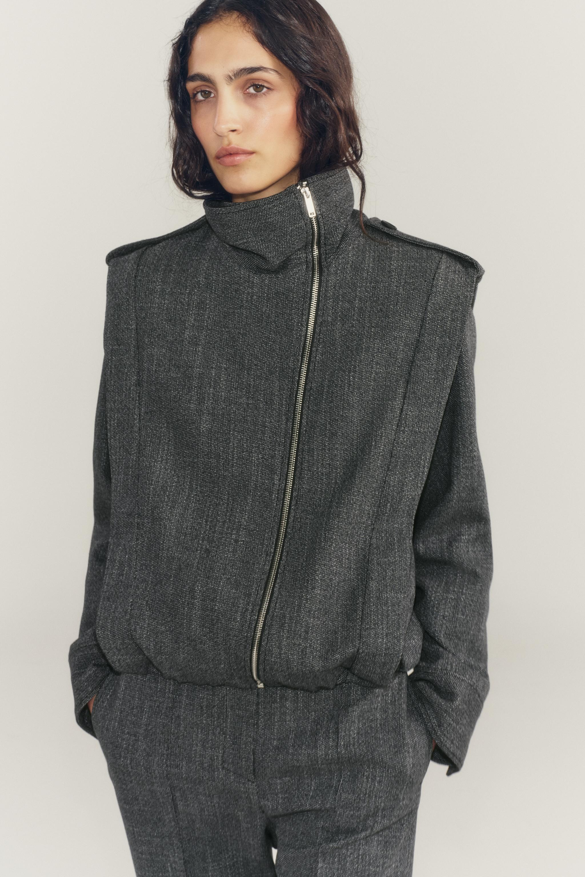 ZARA WOMAN COLLECTION

Jacke aus einer Mischung aus Baumwolle und 18 % Viskose. Stehkragen und la... | Zara DE
