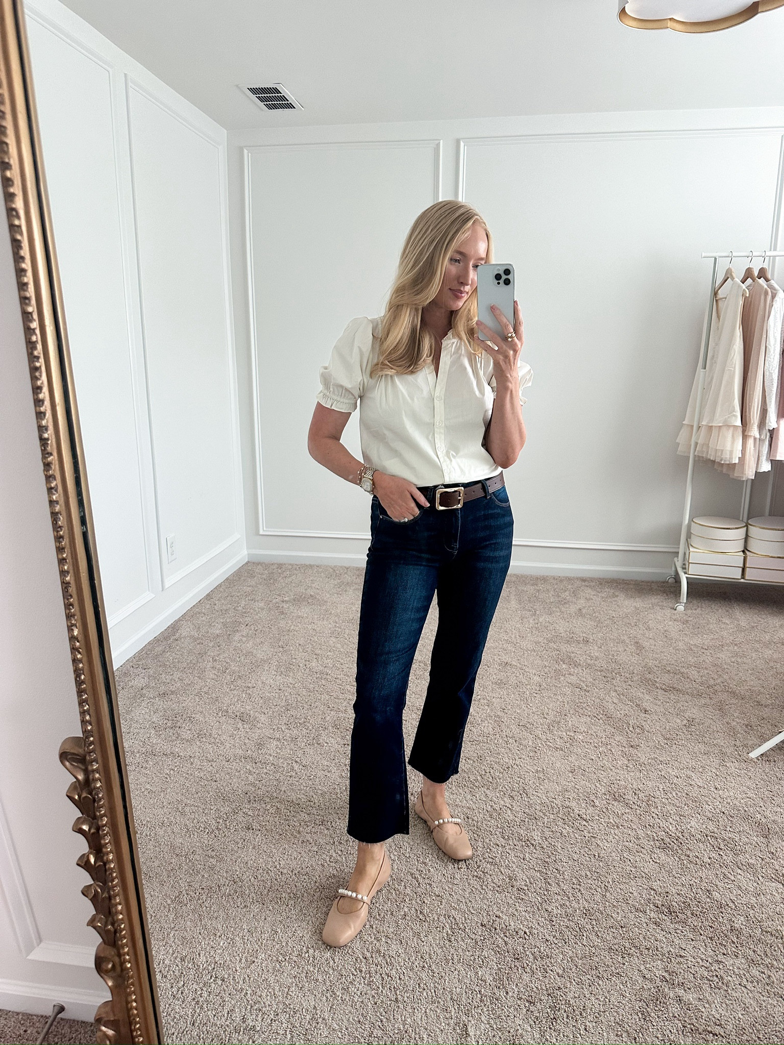 Cute, casual transitional outfit! This Avara top is so good, I’ve already paired it with so many pieces! Wearing size small in the top and size 27 in the jeans. Use my code Amandaj15 for 15% off. Transition outfits // fall outfits // daytime outfits // lunch outfits // shopping outfits // shopavara