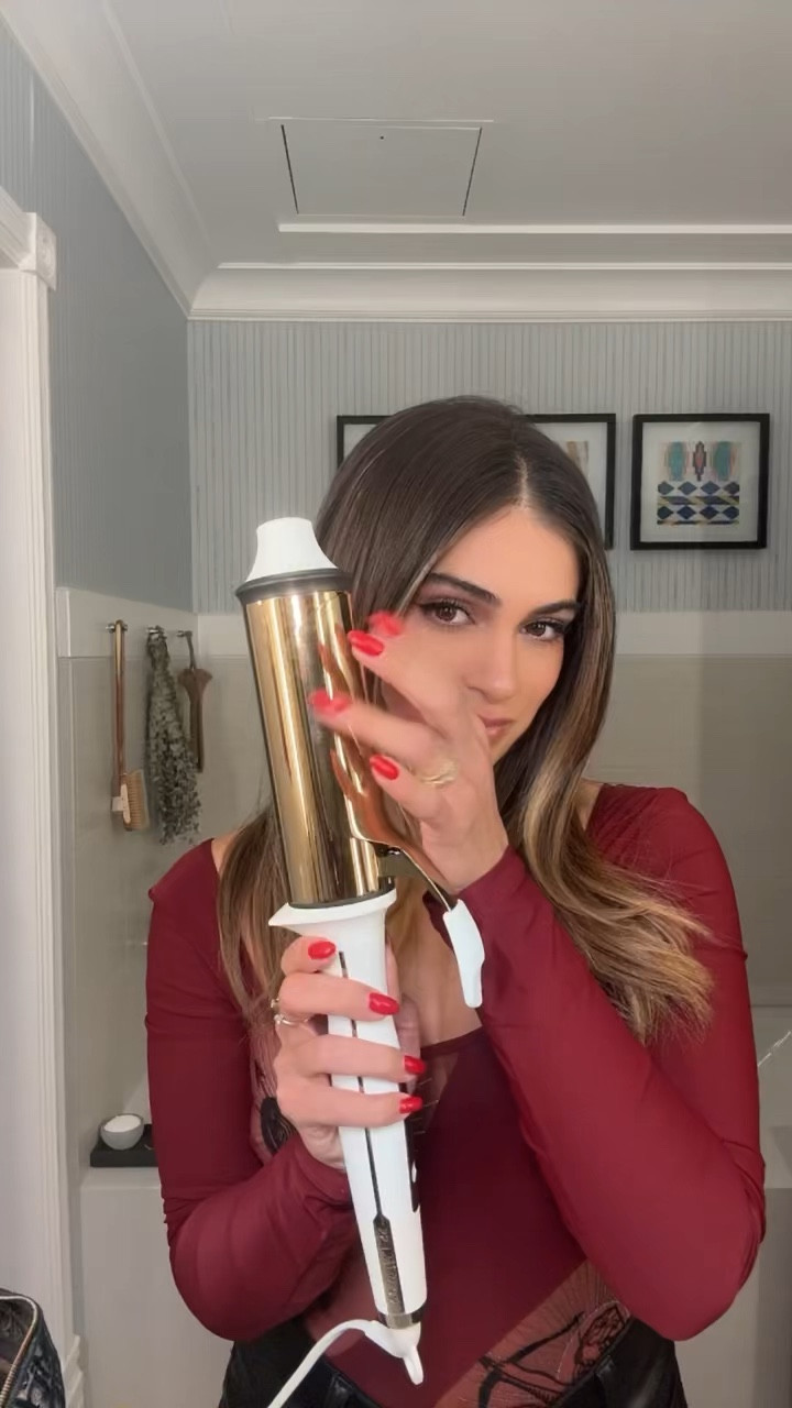 I love this curling iron! 2” barrel @kristinesshair workable hairspray before curling each section of hair to act as a heat protector & styling product. Finish with the working texture spray to add some more volume to your hair and maintain the hold! 