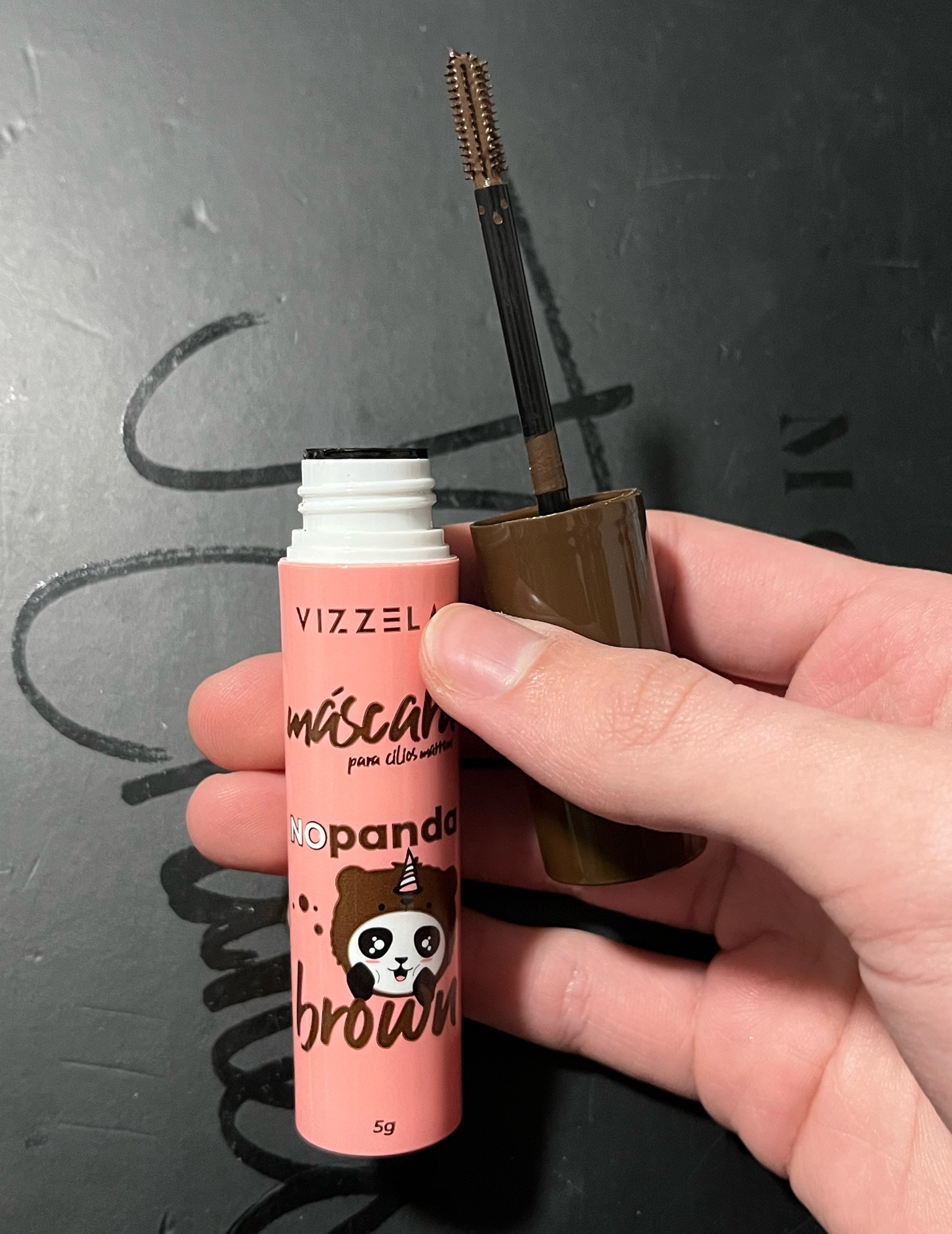 Máscara de cílios marrom com excelente custo benefício? É isso mesmo!! 🤎🤎🤎
.
A máscara de cílios No Panda Brown da Vizzela é muito boa! 
.
Esse tipo de máscara é perfeita para pessoas que são loiras ou ruivas porque trás um ar de naturalidade ao olhar.
.
É muito resistente e só sai ou com demaquilante ou com água morna. 

#LTKbeauty #LTKbrasil #LTKFind